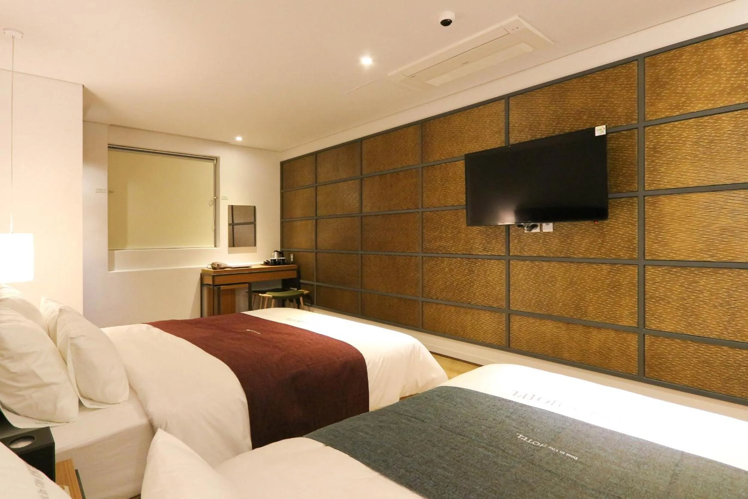 Bedroom, TV/Entertainment Center in Best In City Hotel