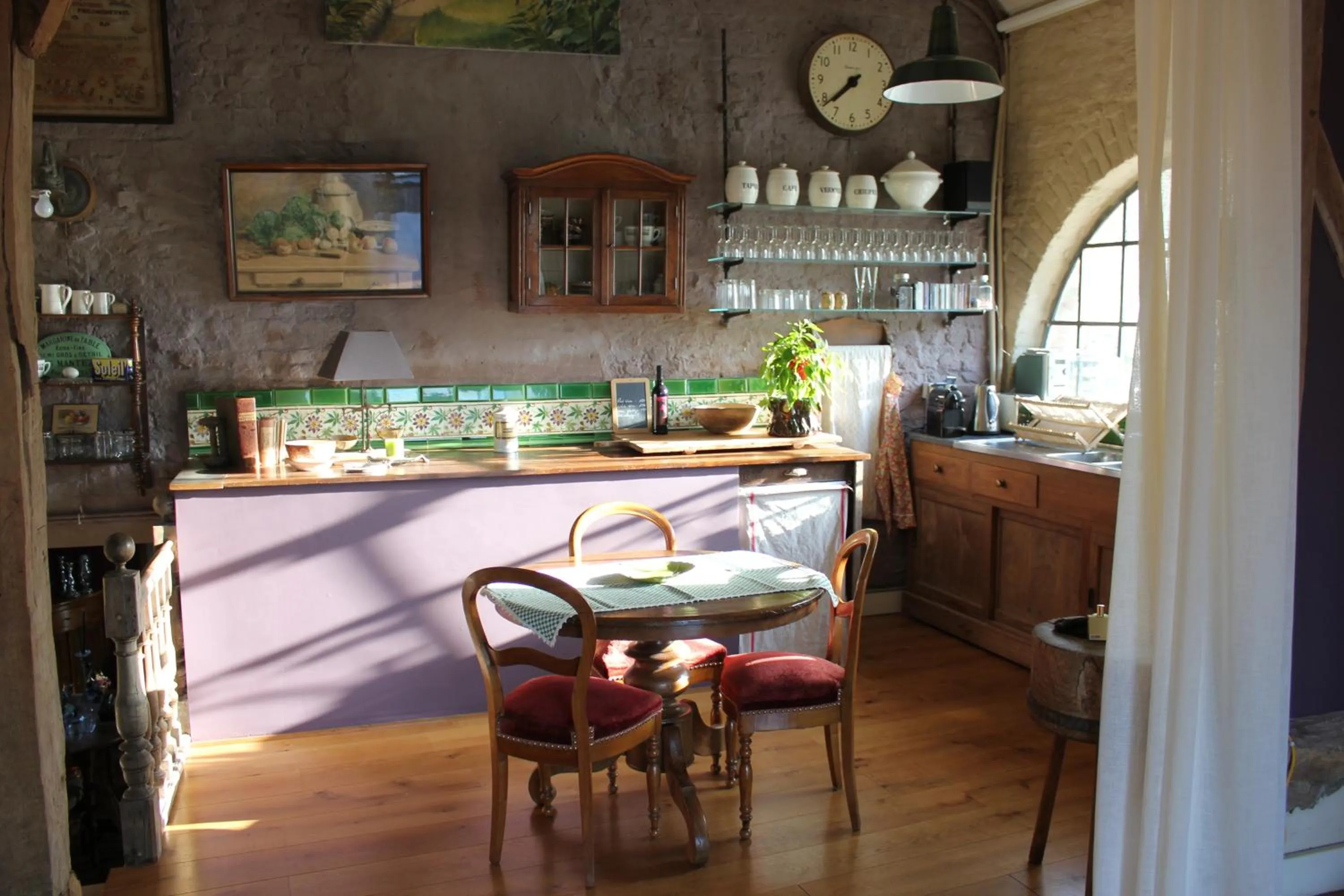 Kitchen or kitchenette in La Passiflore B&B