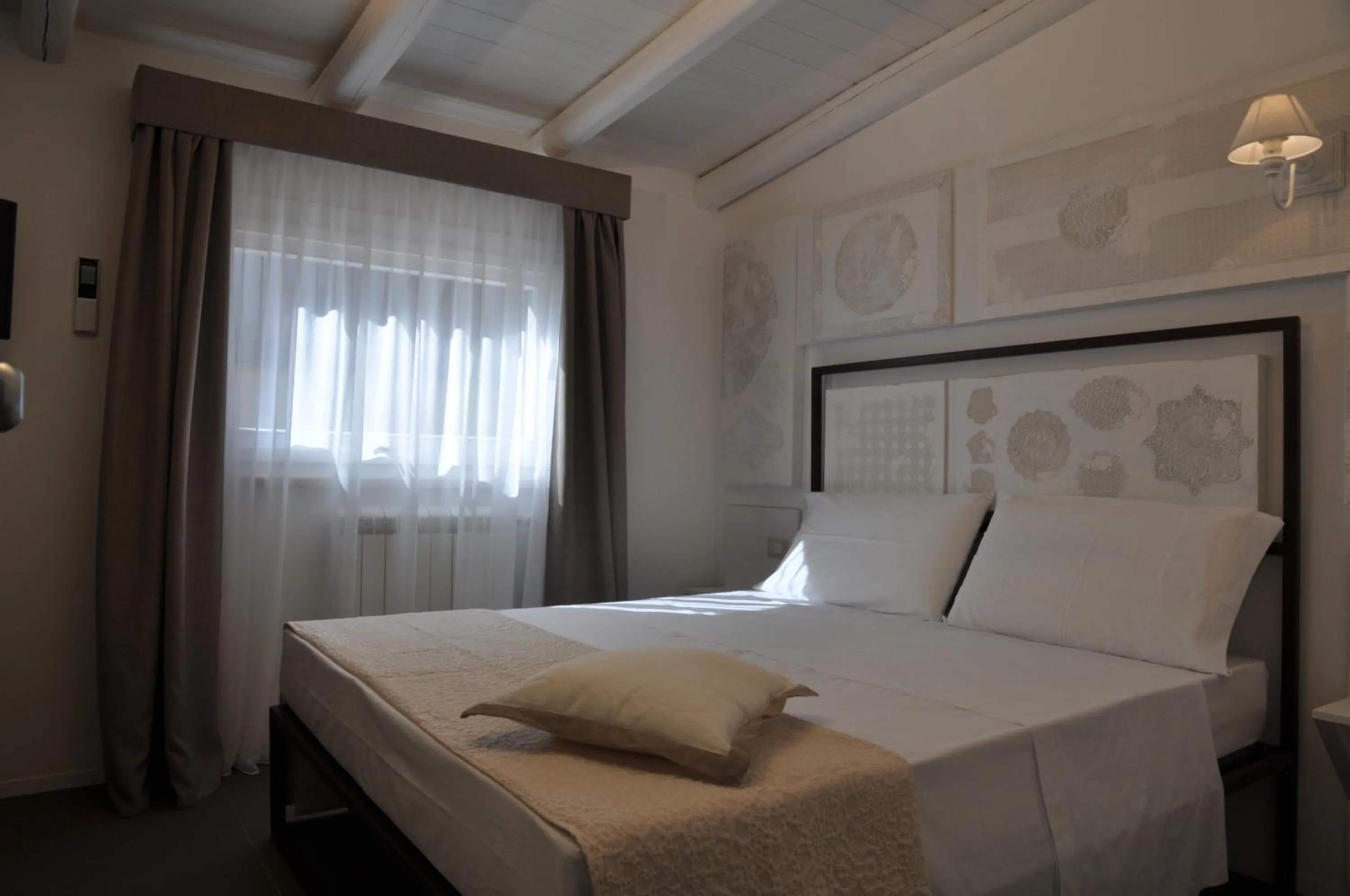 Photo of the whole room, Bed in Iblainsuite