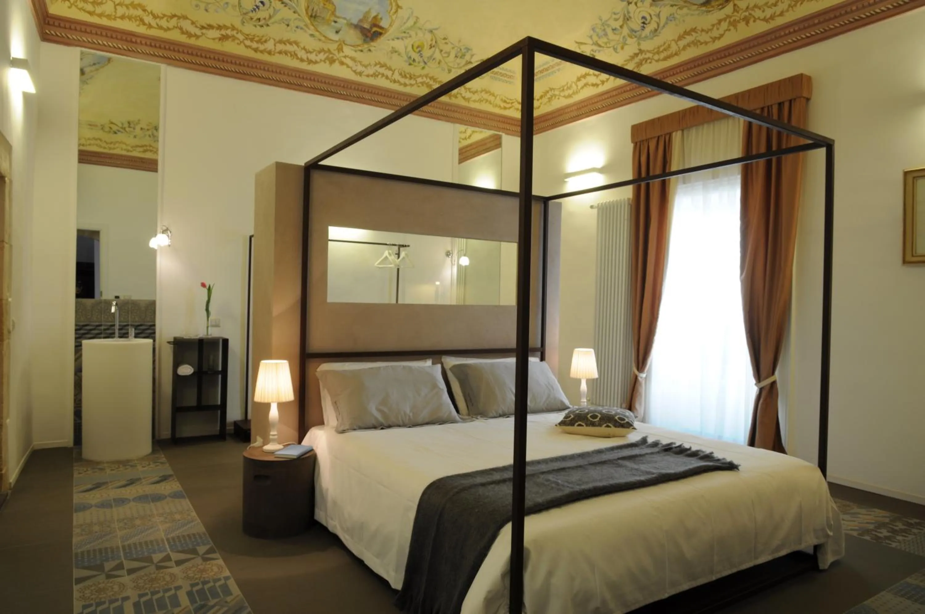 Photo of the whole room, Bed in Iblainsuite