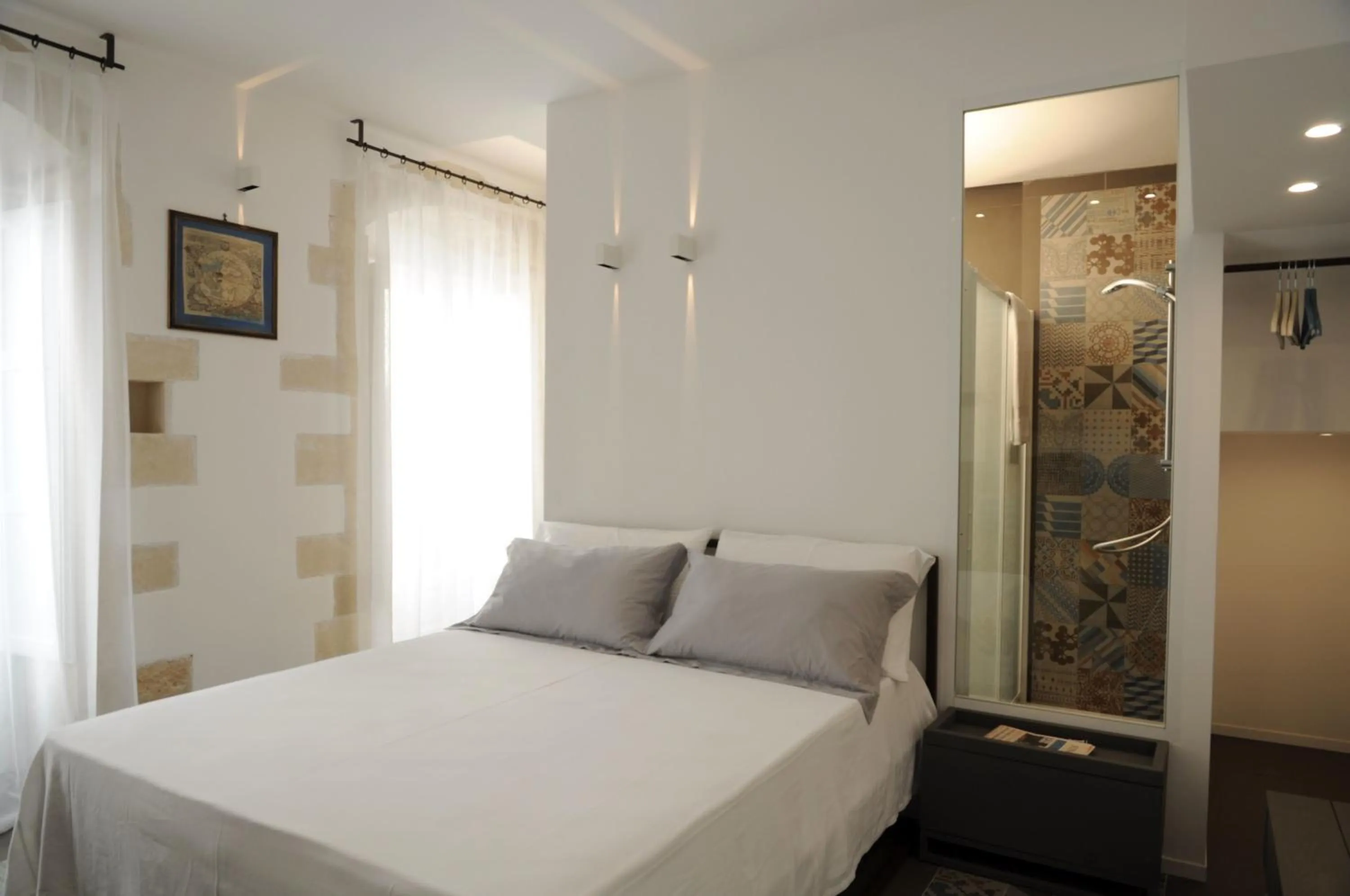 Photo of the whole room, Bed in Iblainsuite