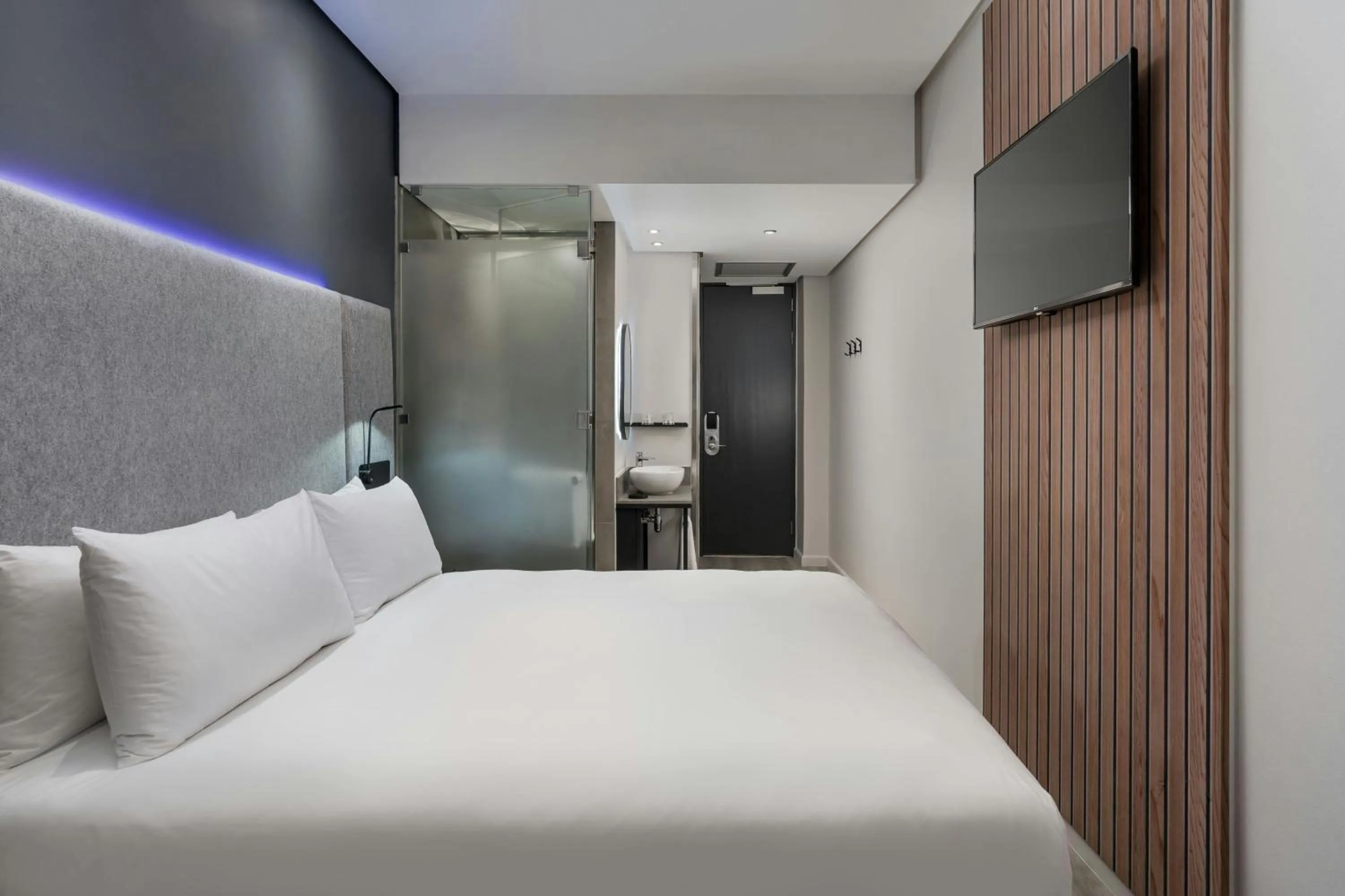 Photo of the whole room, Bed in Protea Hotel Fire & Ice by Marriott Cape Town