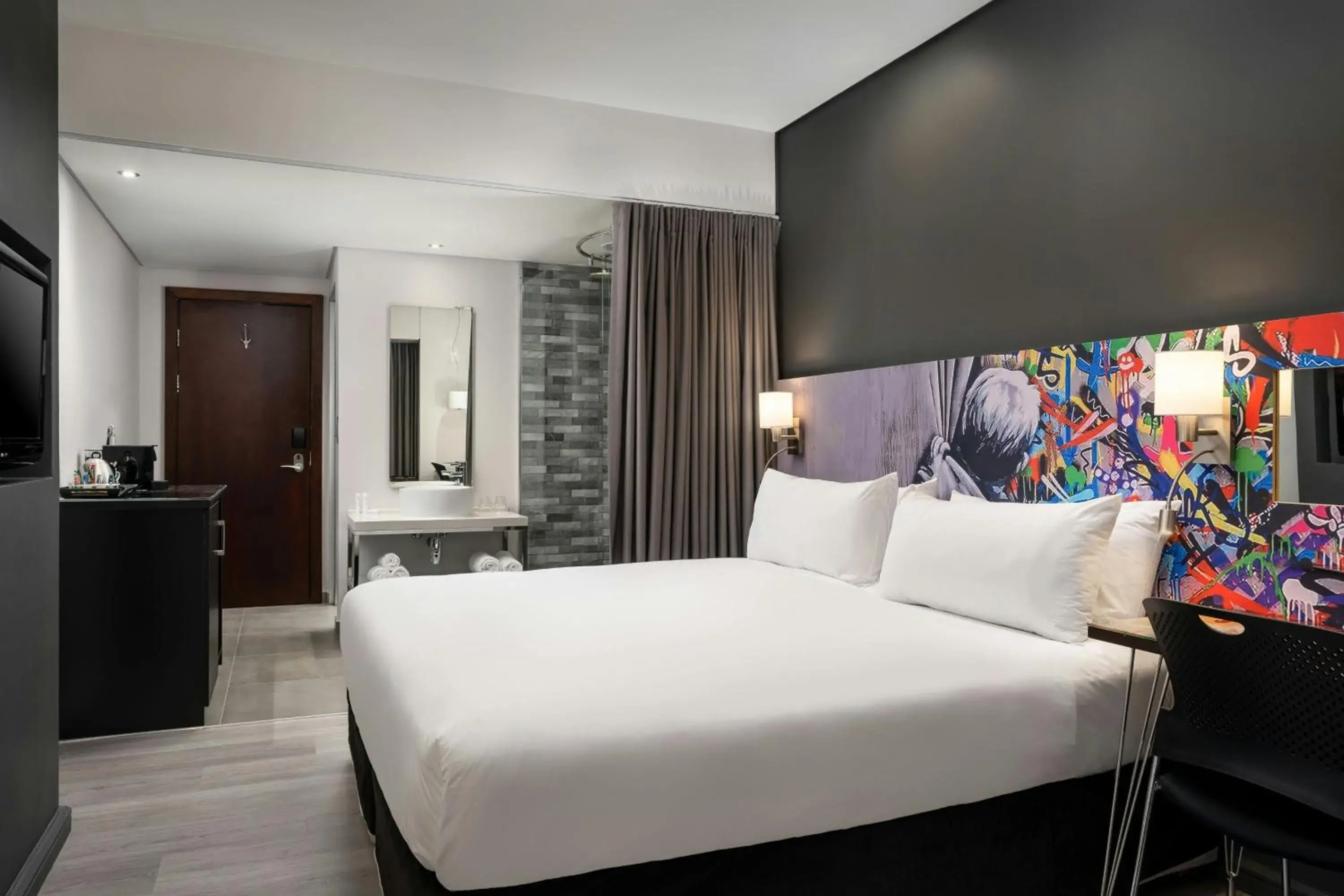 Large Guest Room in Protea Hotel Fire & Ice by Marriott Cape Town Large Guest Room in Protea Hotel Fire & Ice by Marriott Cape Town