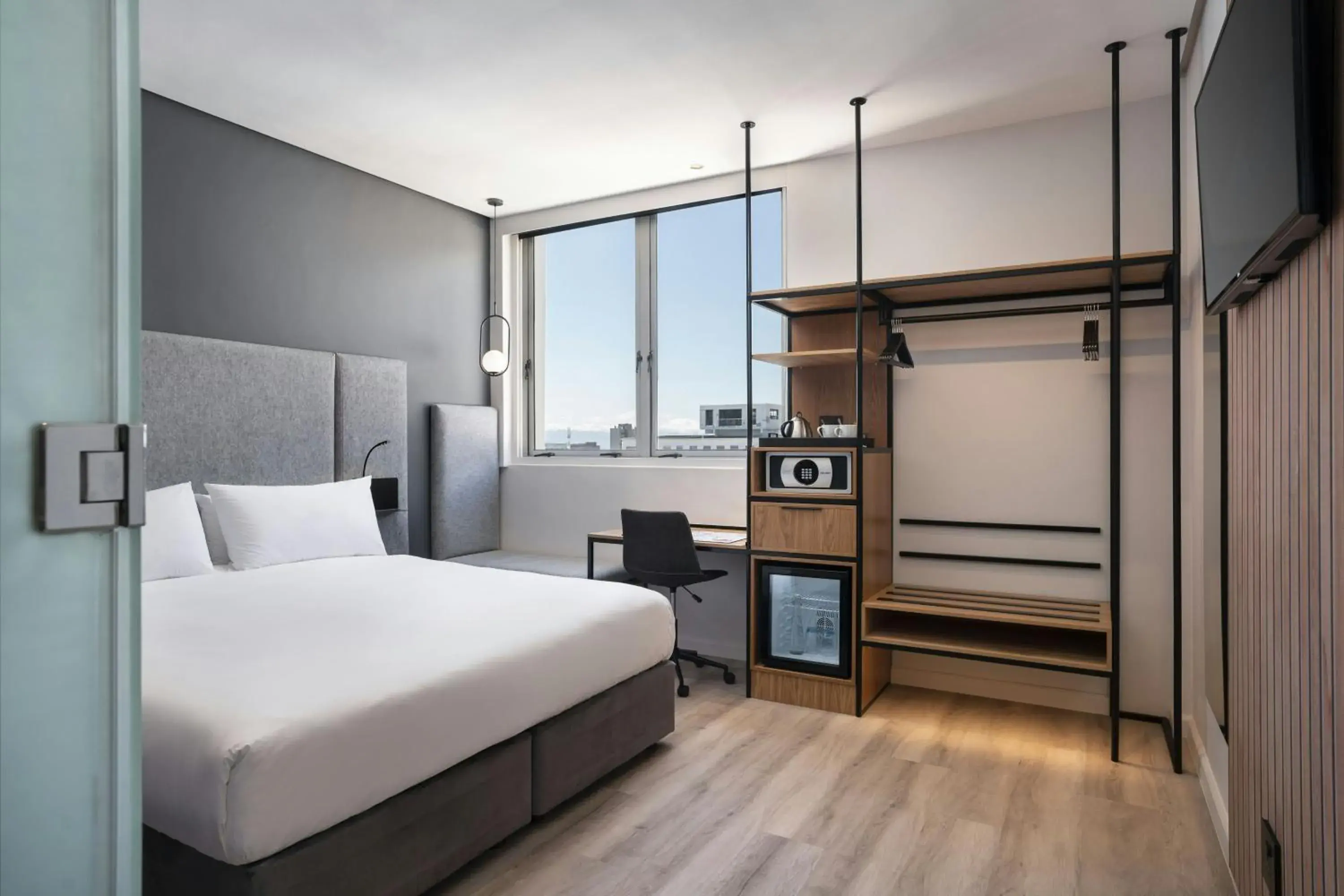 Larger Guest Room with Mountain View in Protea Hotel Fire & Ice by Marriott Cape Town Larger Guest Room with Mountain View in Protea Hotel Fire & Ice by Marriott Cape Town