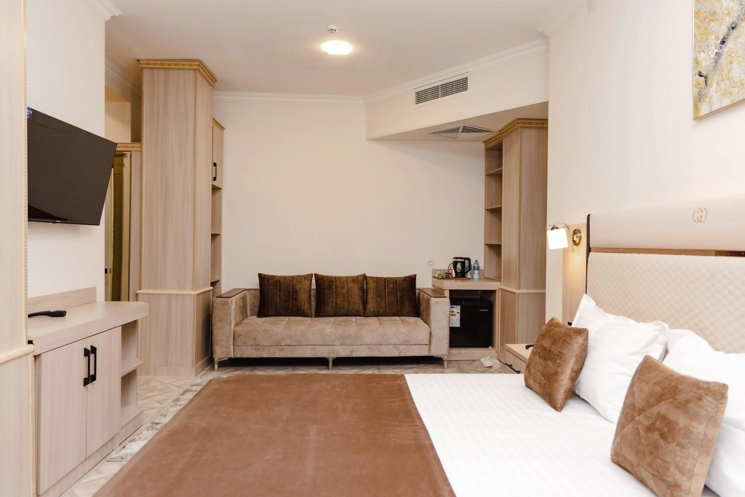 Communal lounge/ TV room, Bed in Art Royal