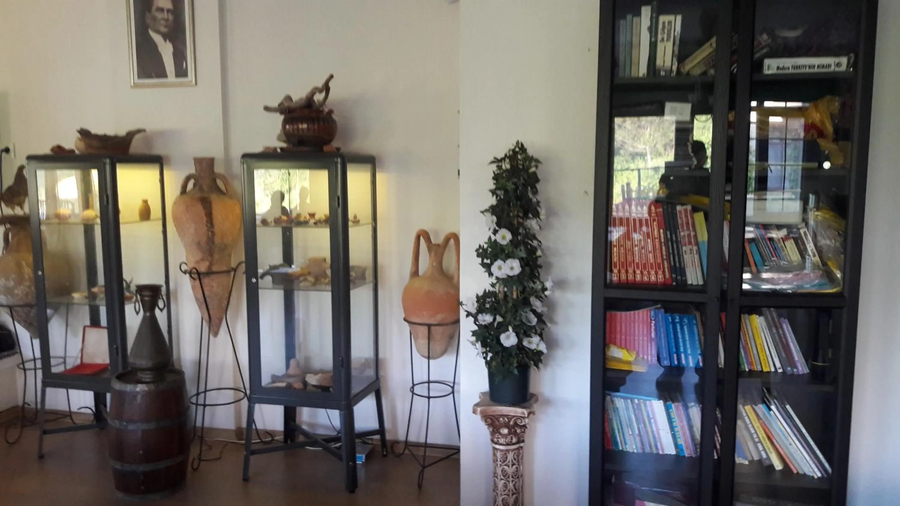 Library in Kerpe Diem Otel