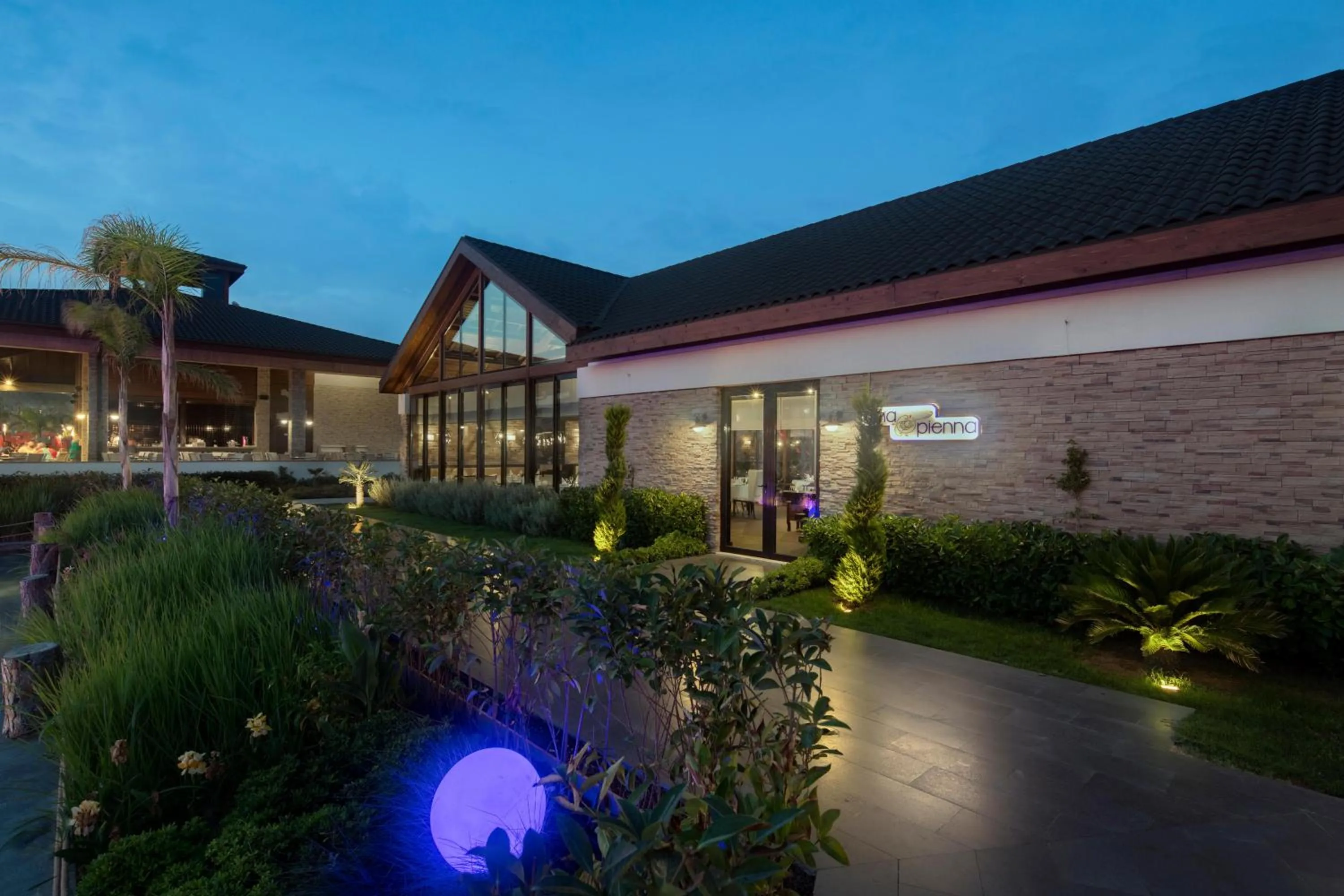 Restaurant/places to eat in Trendy Lara