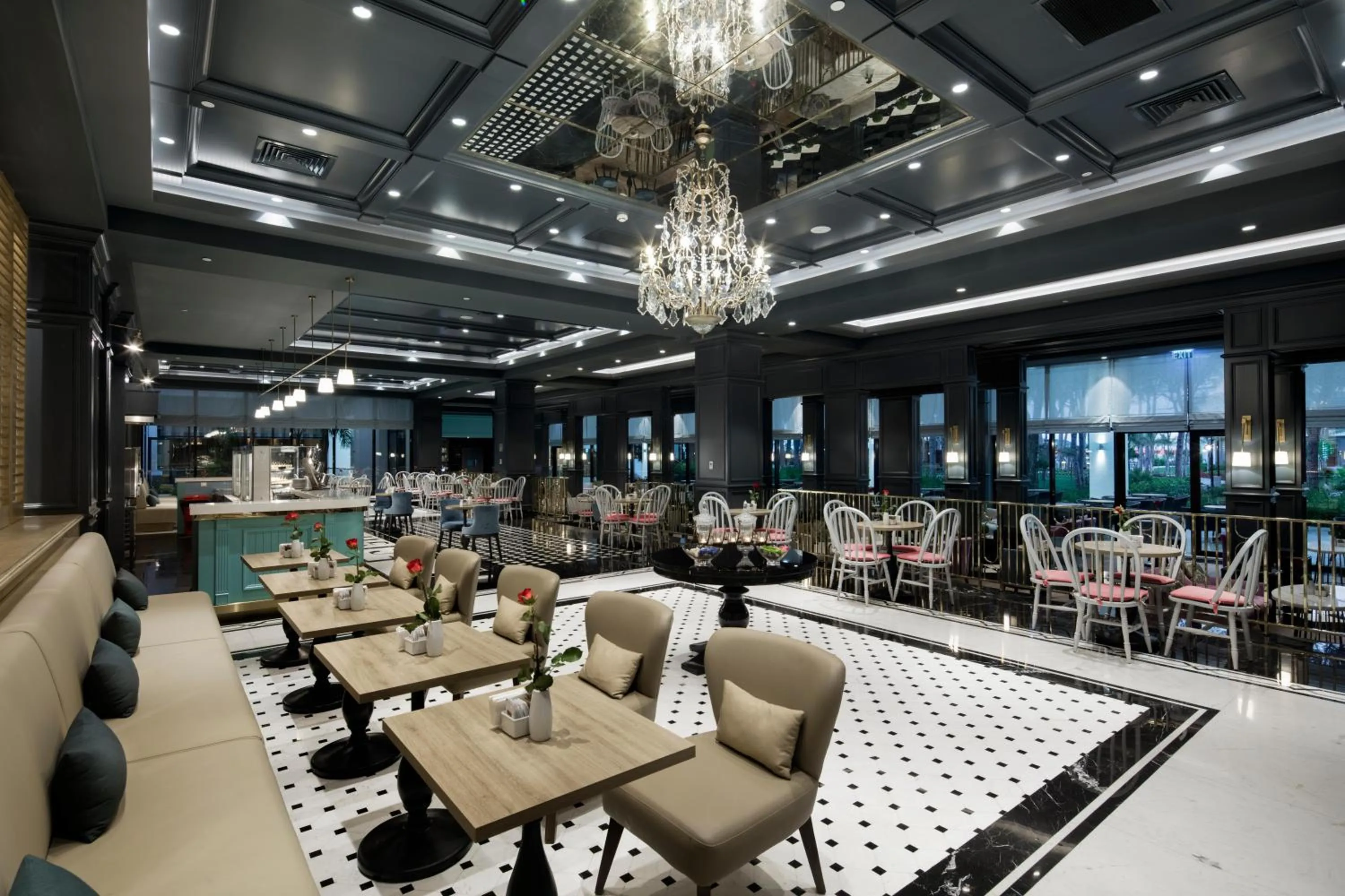 Lounge or bar in Trendy Lara