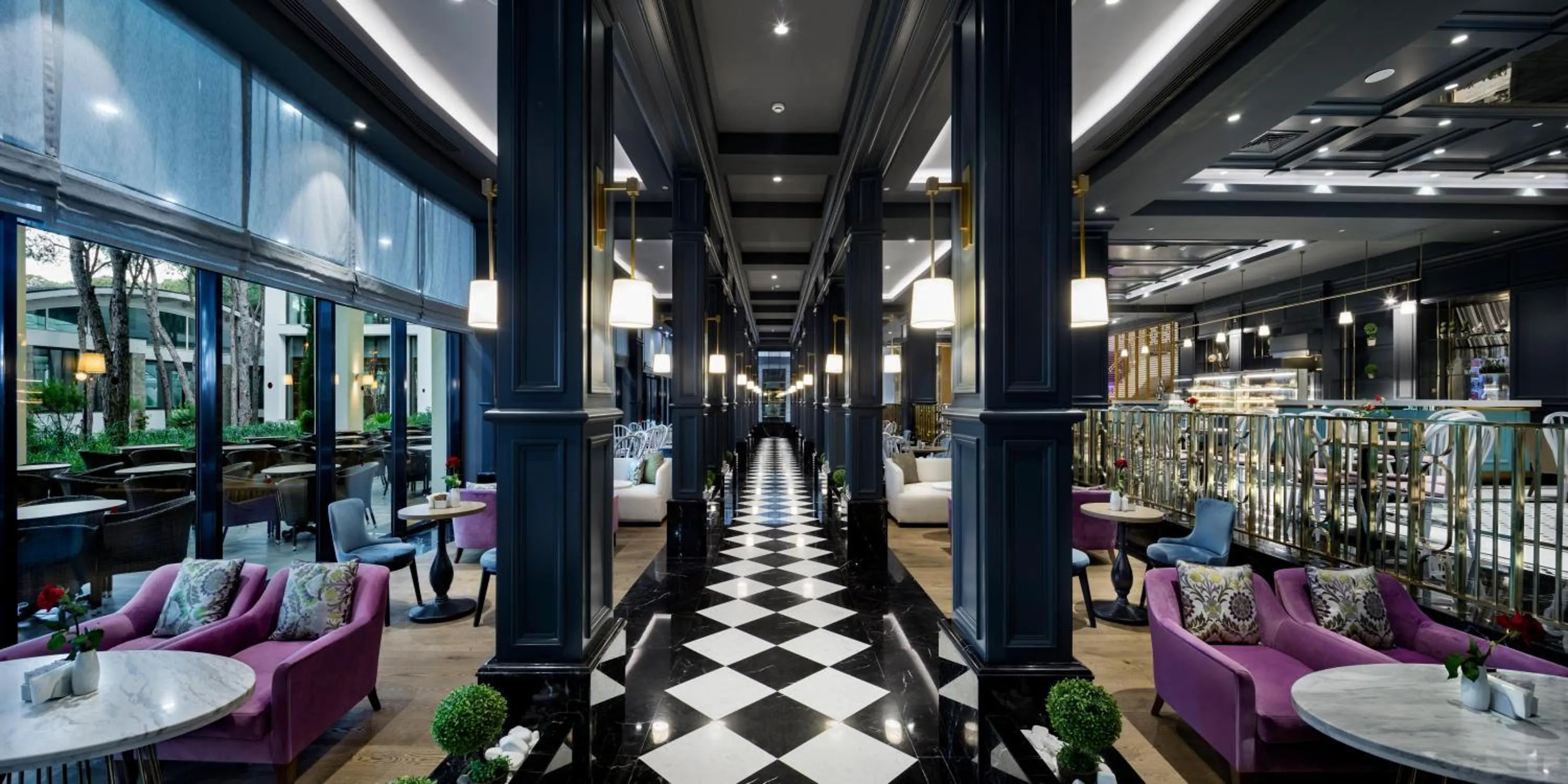 Lounge or bar in Trendy Lara