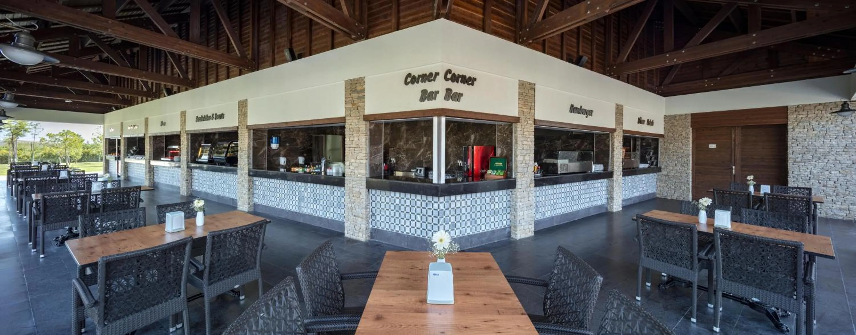 Lounge or bar in Trendy Lara