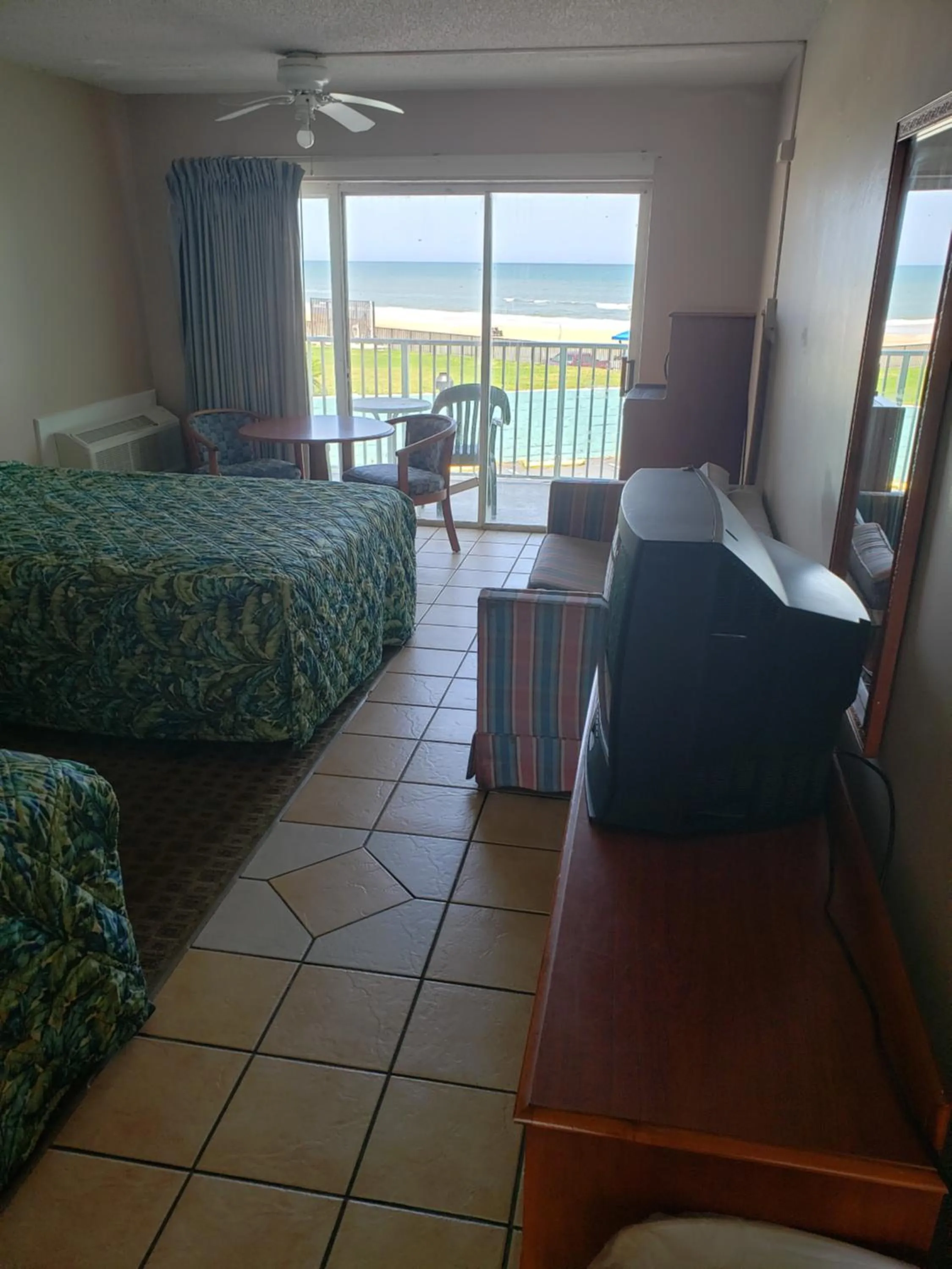 Communal lounge/ TV room, Bed in SeaScape Inn - Daytona Beach Shores