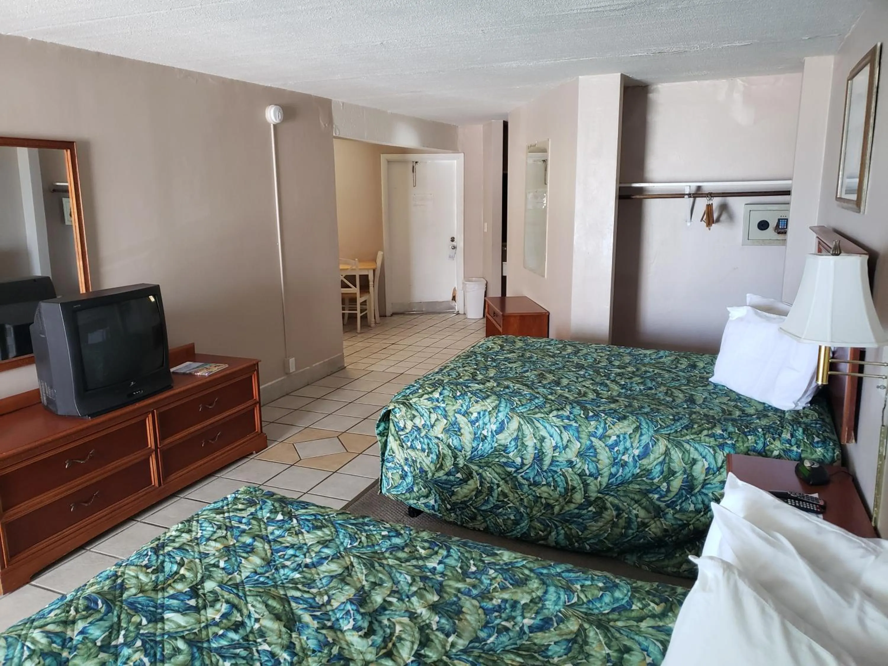 Communal lounge/ TV room, Bed in SeaScape Inn - Daytona Beach Shores