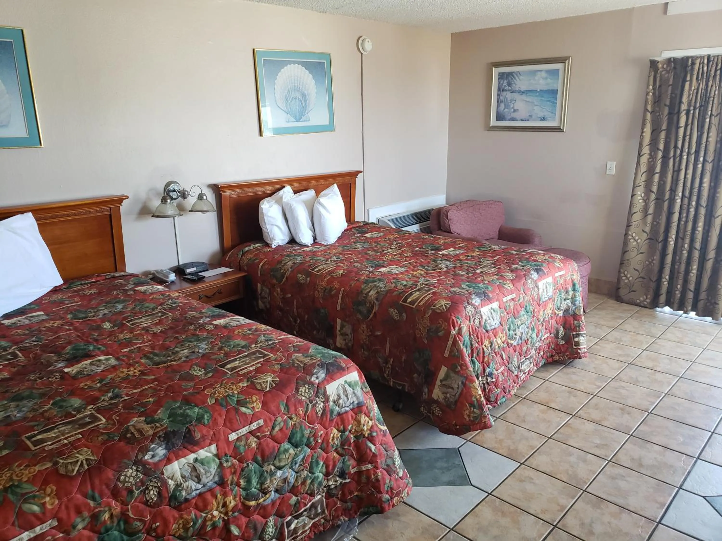Photo of the whole room, Bed in SeaScape Inn - Daytona Beach Shores