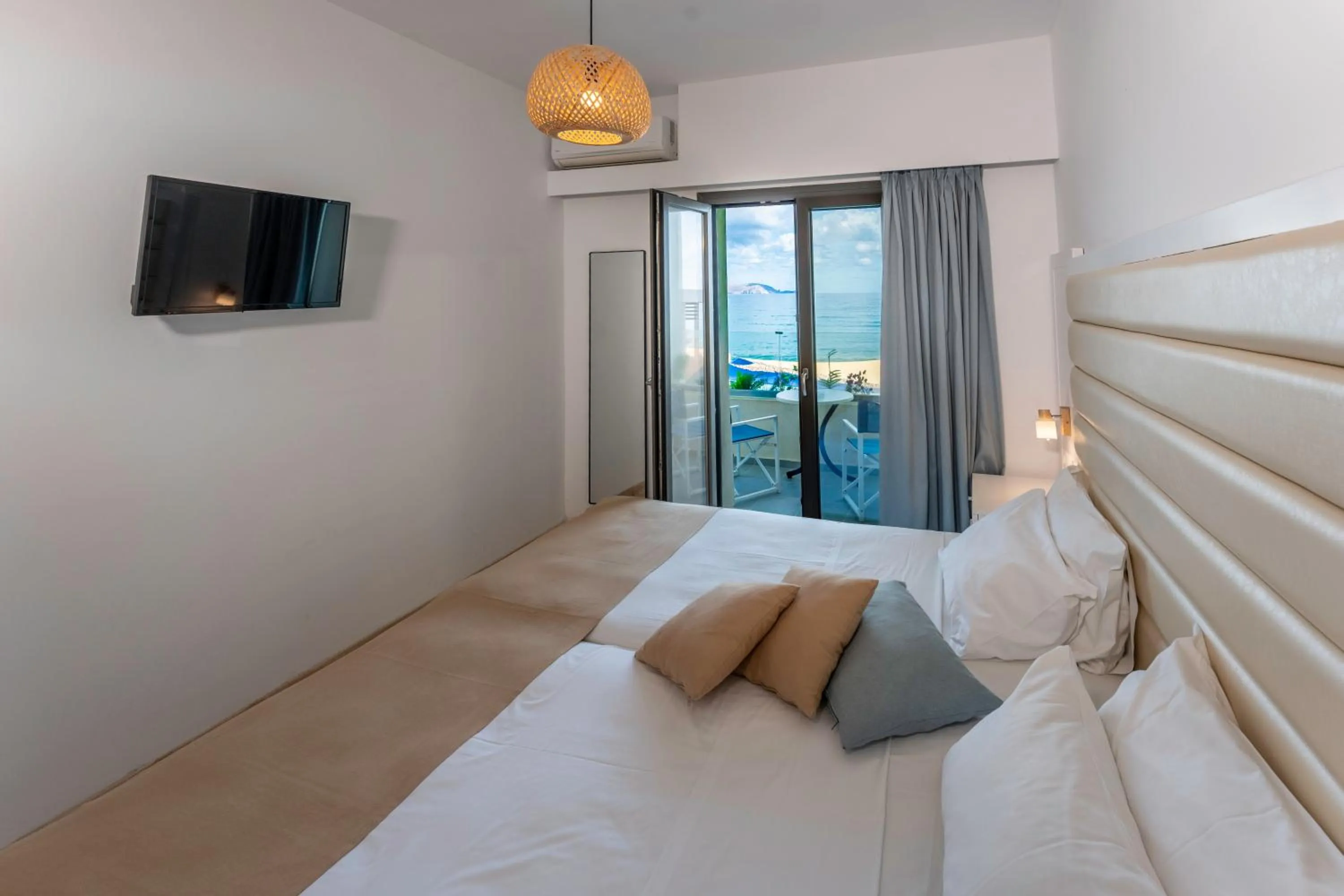 Bed in Sunset Beach Hotel