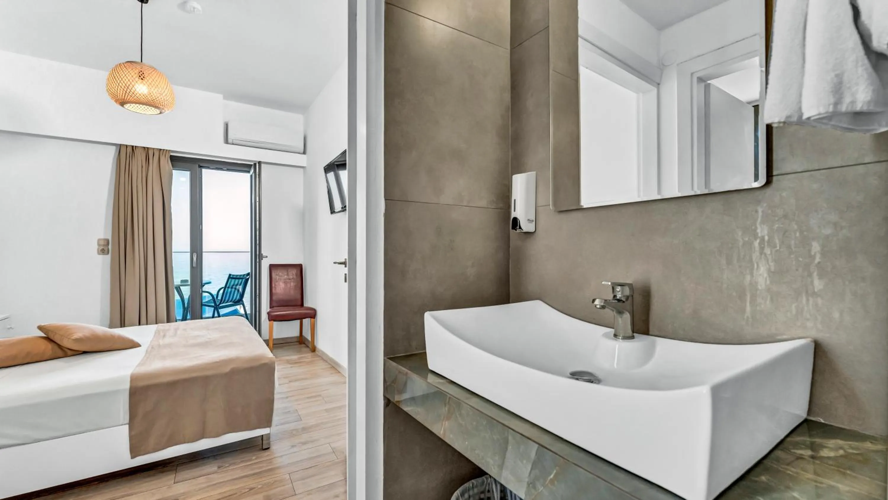 Bathroom, Bed in Sunset Beach Hotel