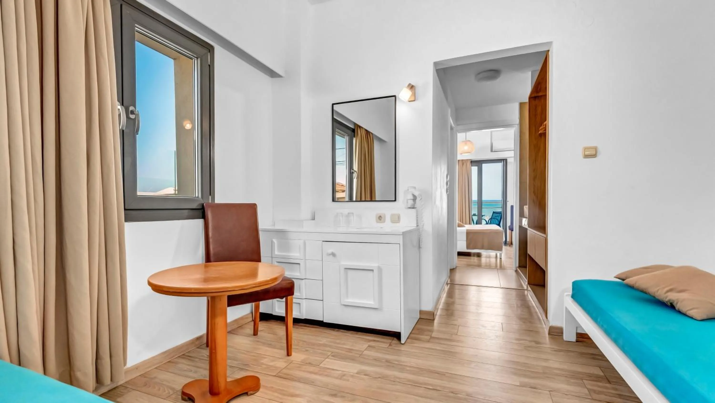 Living room, Bed in Sunset Beach Hotel