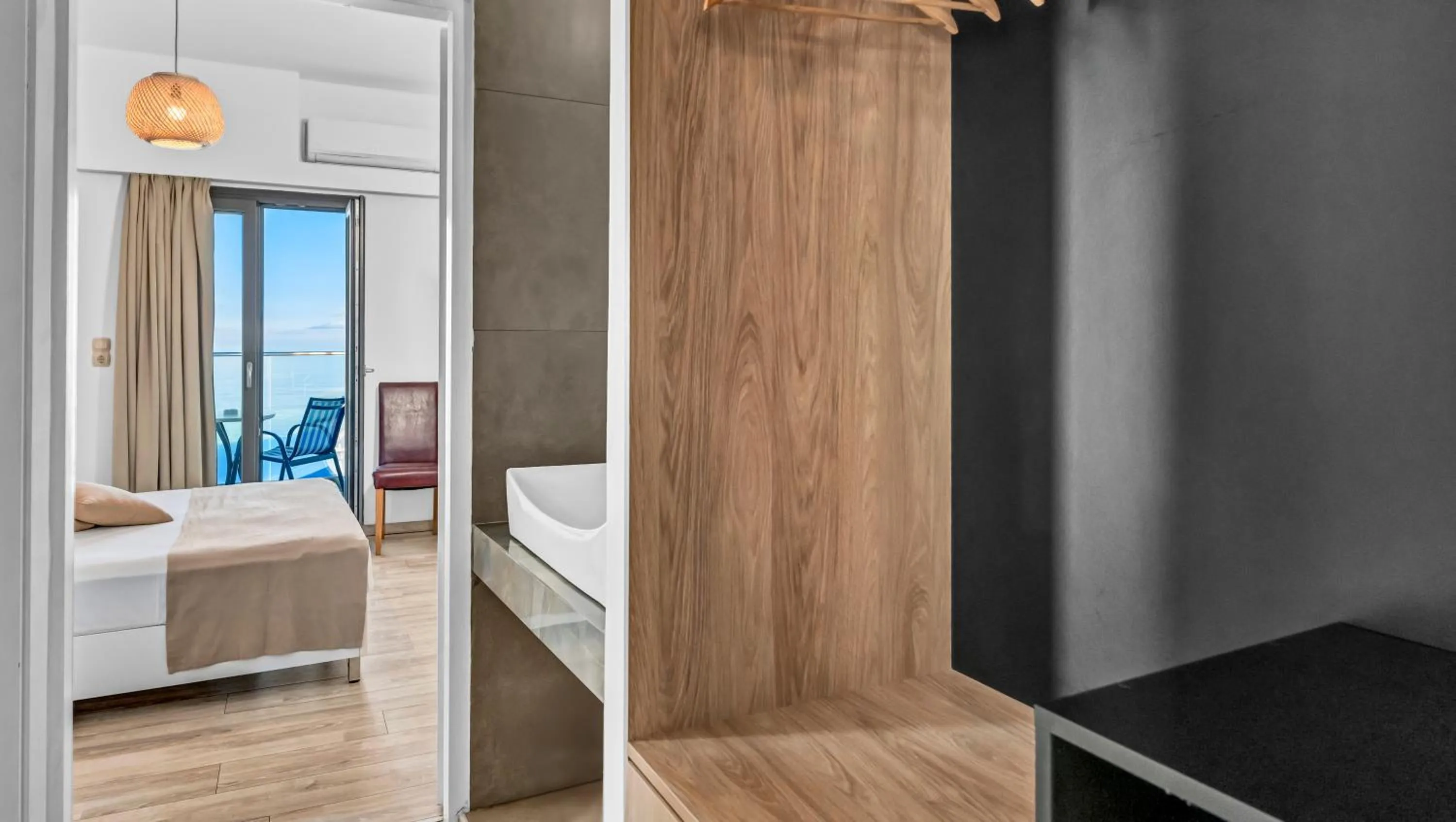 Bathroom, Bed in Sunset Beach Hotel