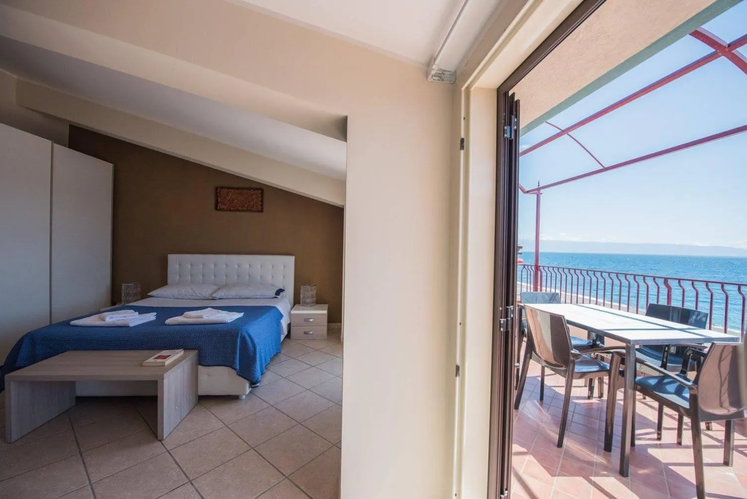 Shower, Bed in B&B La Sirena