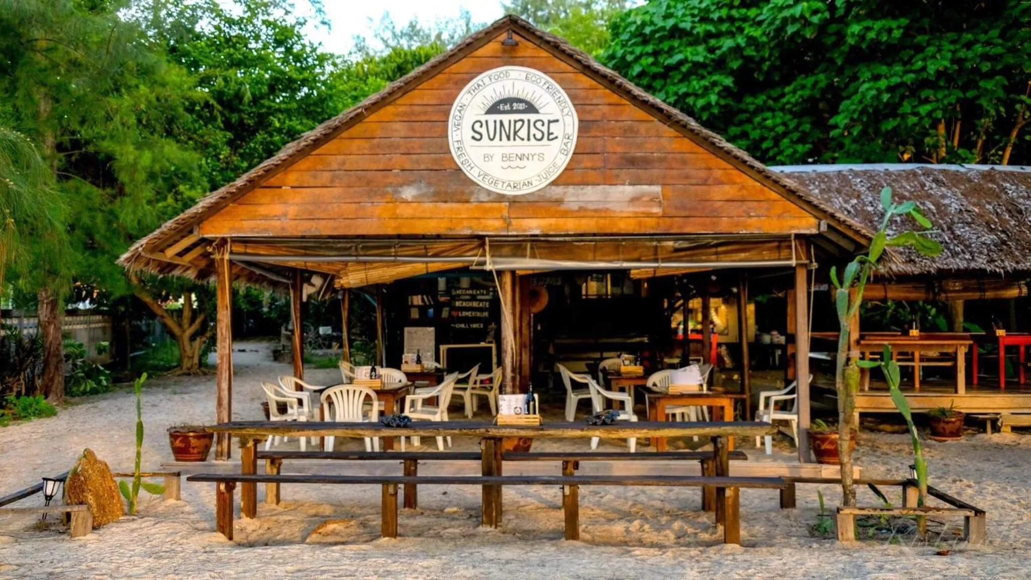 Restaurant/places to eat in Adang Sea Divers & Eco Lodge