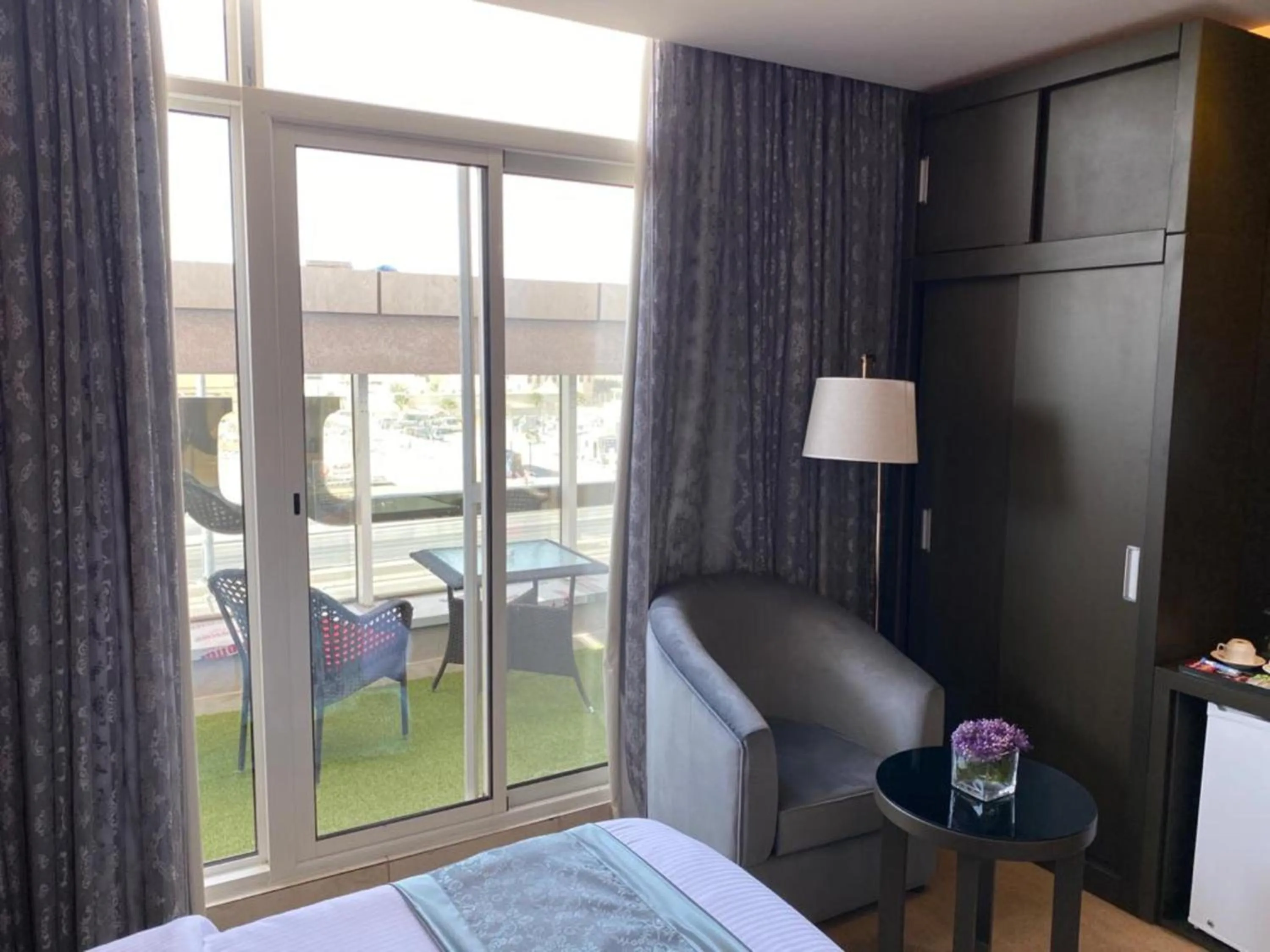 Seating area, Bed in Sama Inn Hotel