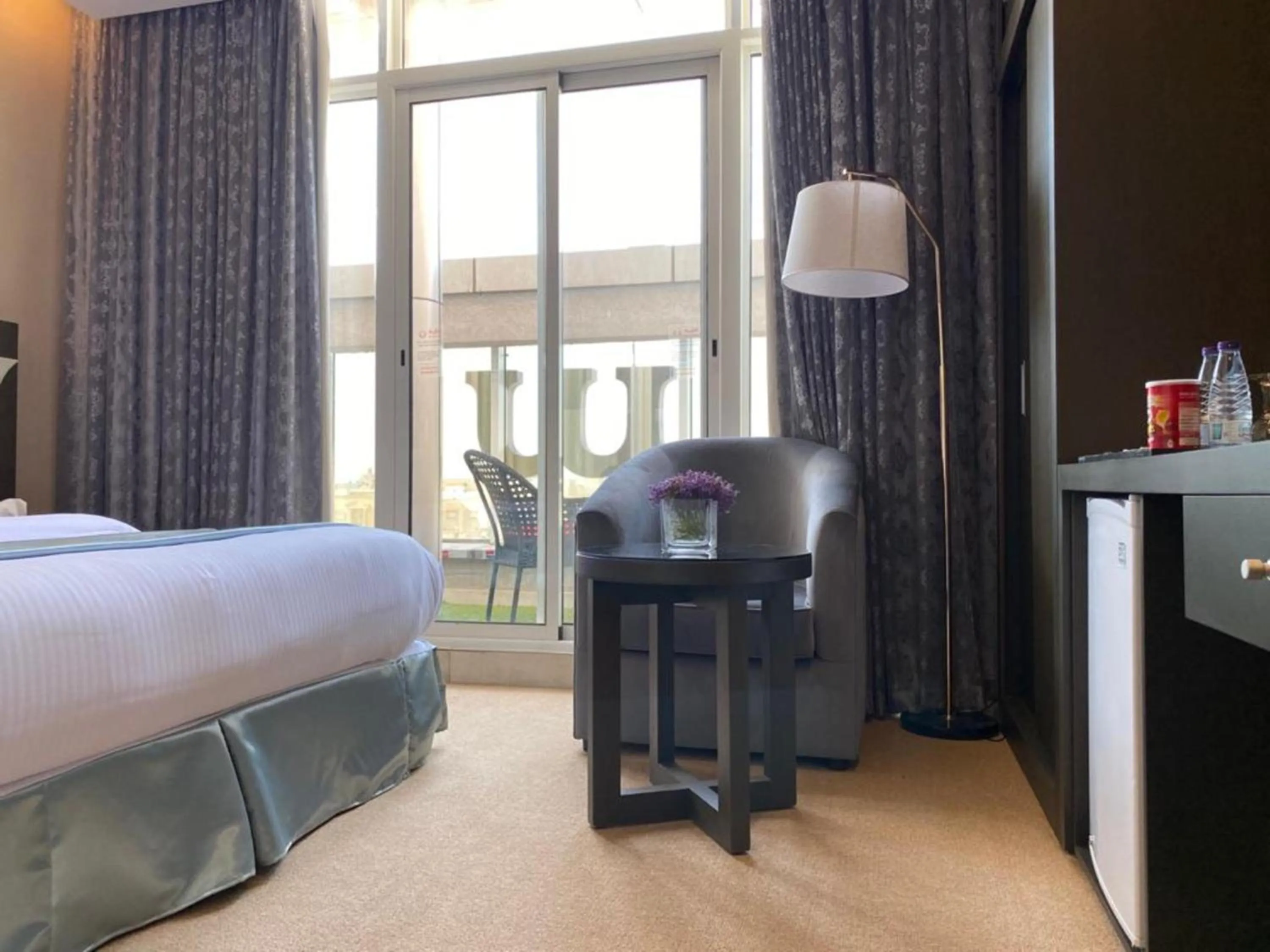 Seating area, Bed in Sama Inn Hotel