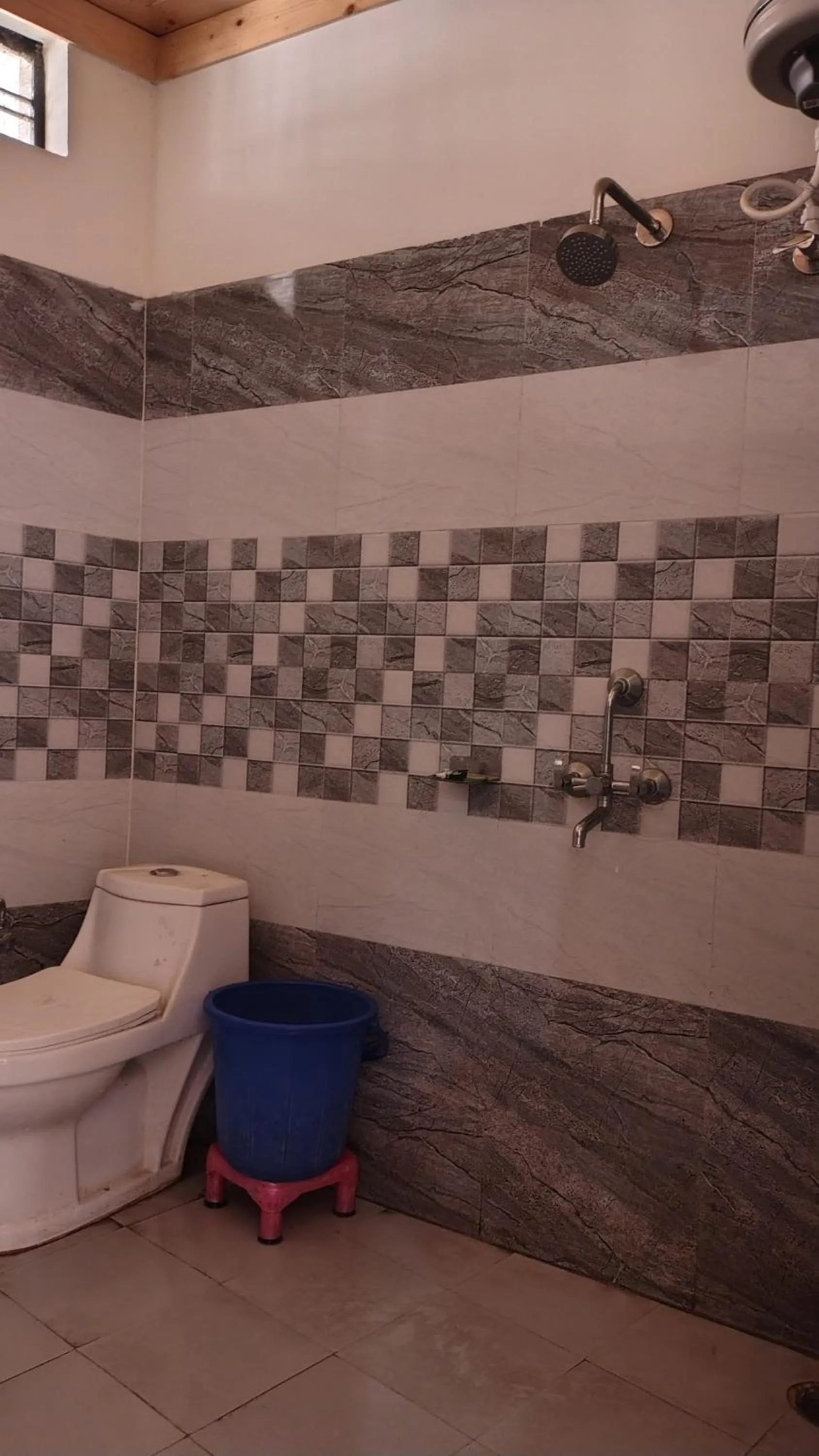 Toilet in Hotel Lake View Paradise