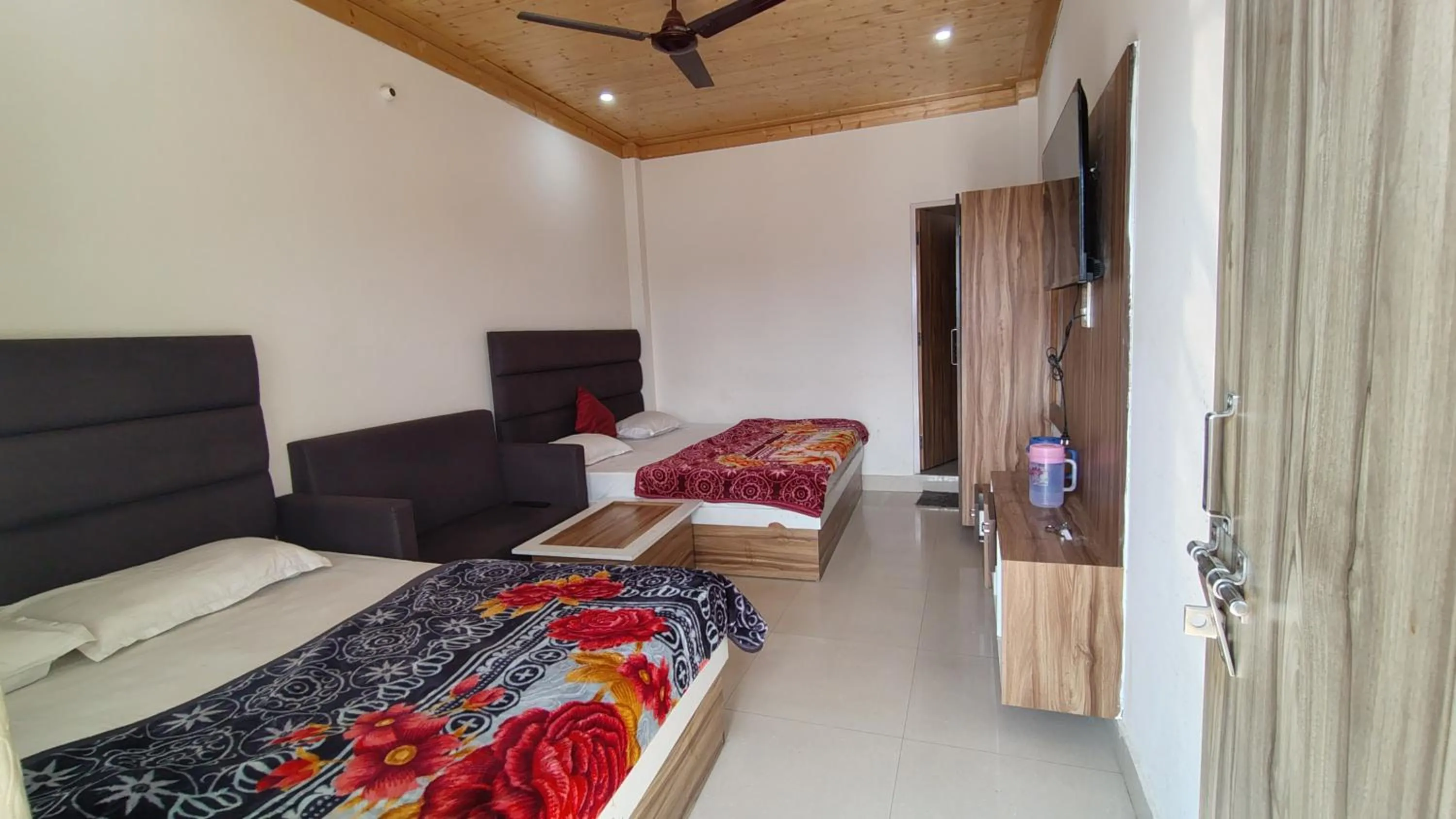 Bed in Hotel Lake View Paradise