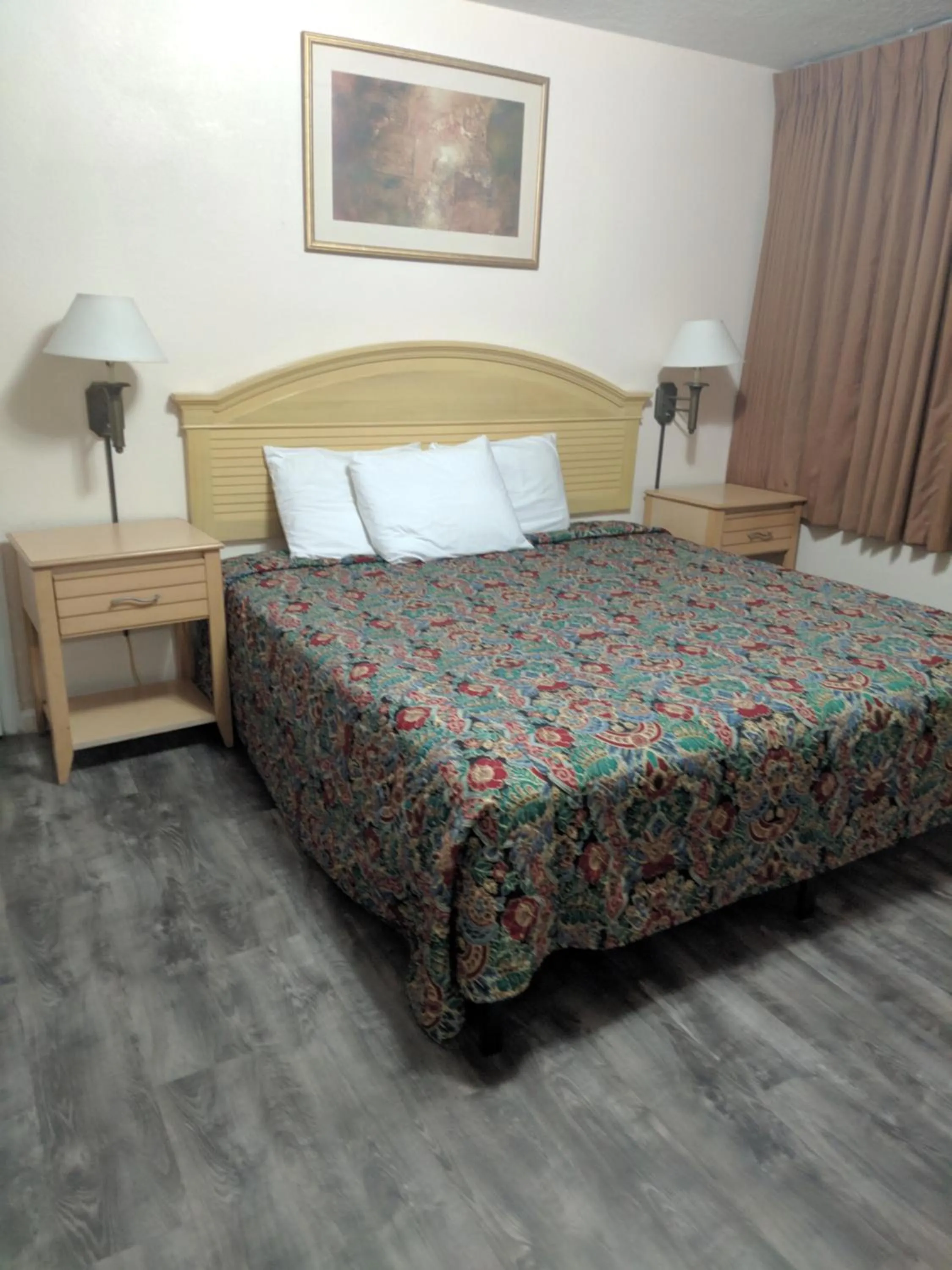 Bed in Travelers Inn - Clearwater