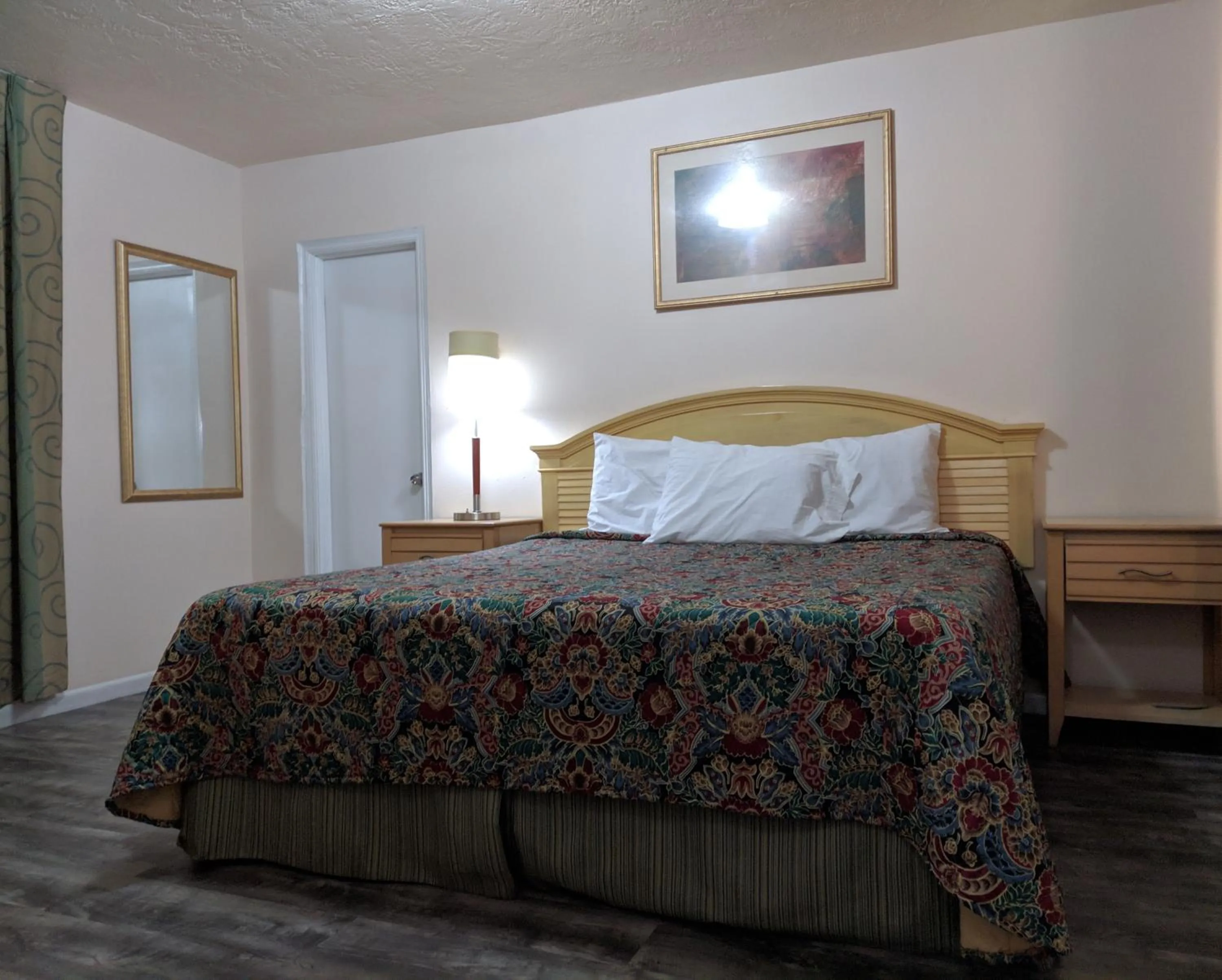 Bed in Travelers Inn - Clearwater