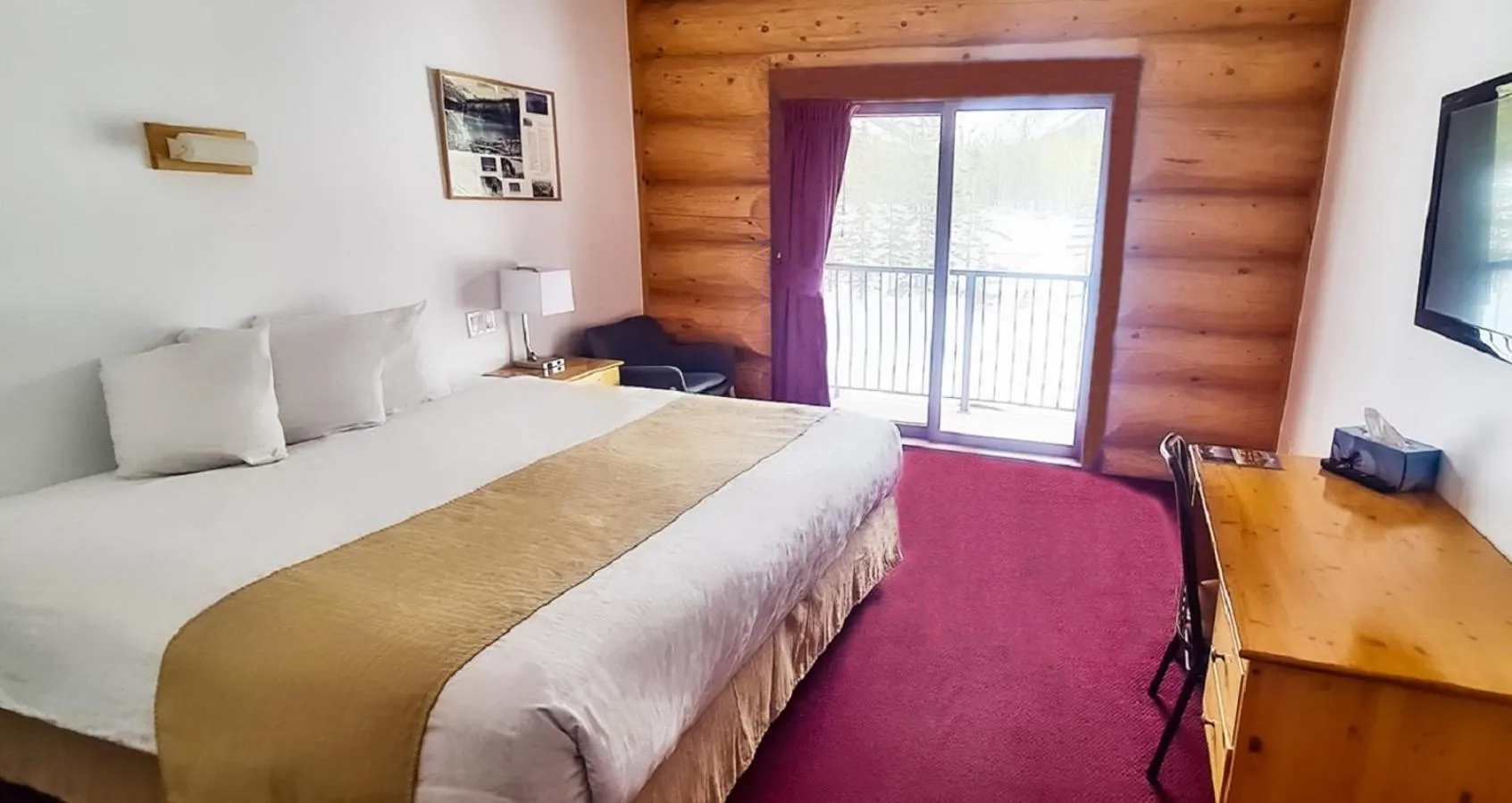Bed in Northern Rockies Lodge