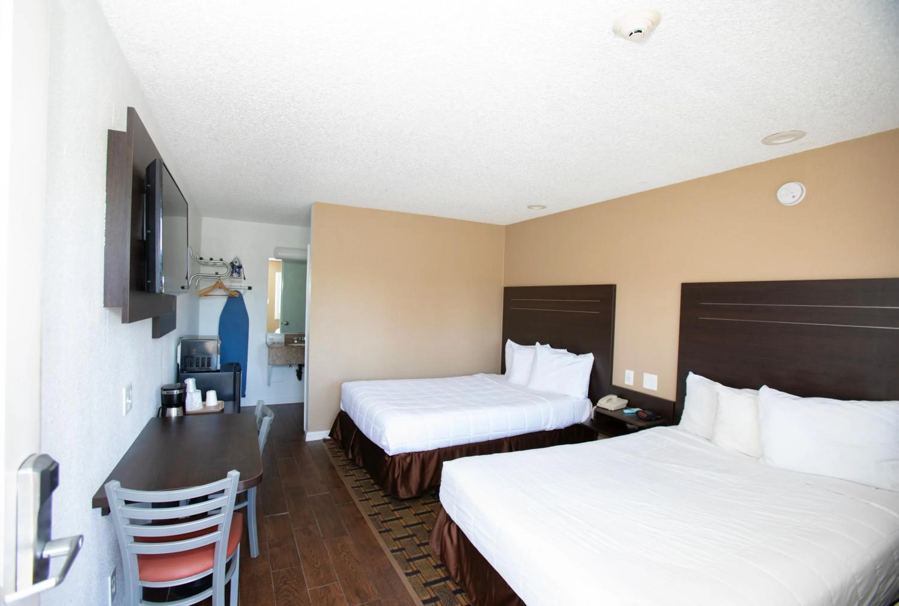 Photo of the whole room, Bed in Budget Inn Expressway Hub