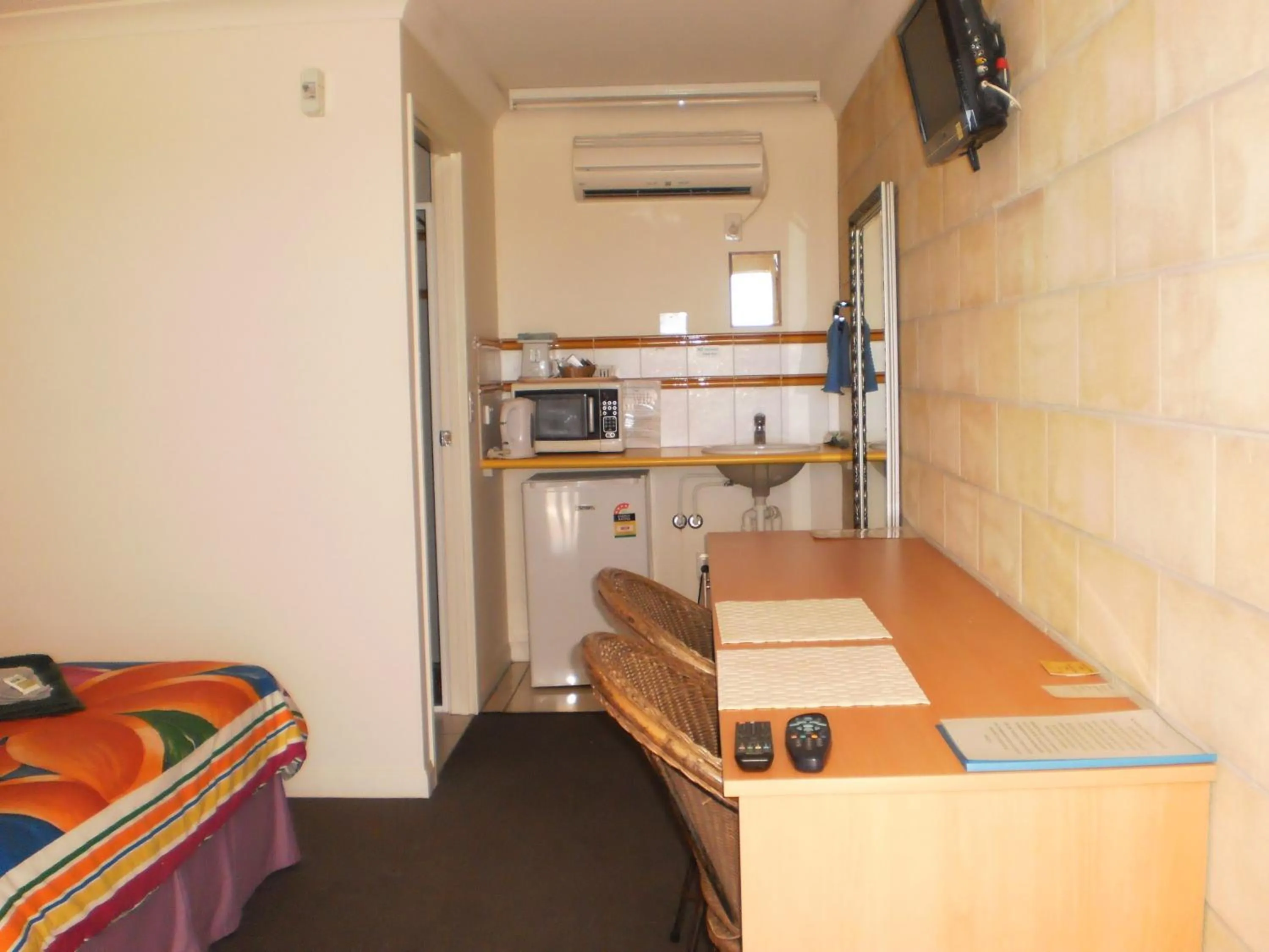 TV and multimedia, Bed in Country View Motel Ilbilbie