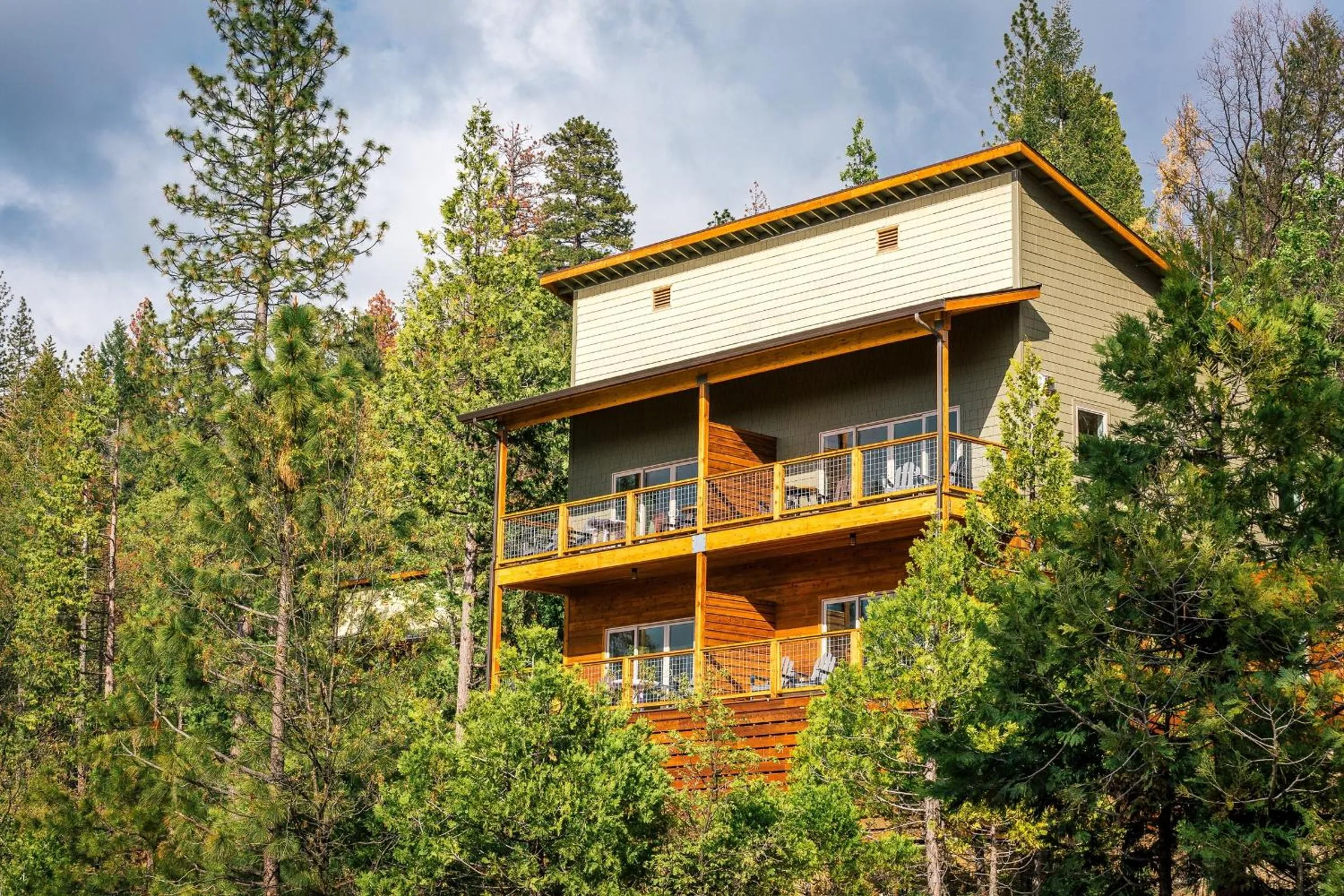 Property building in Rush Creek Lodge at Yosemite