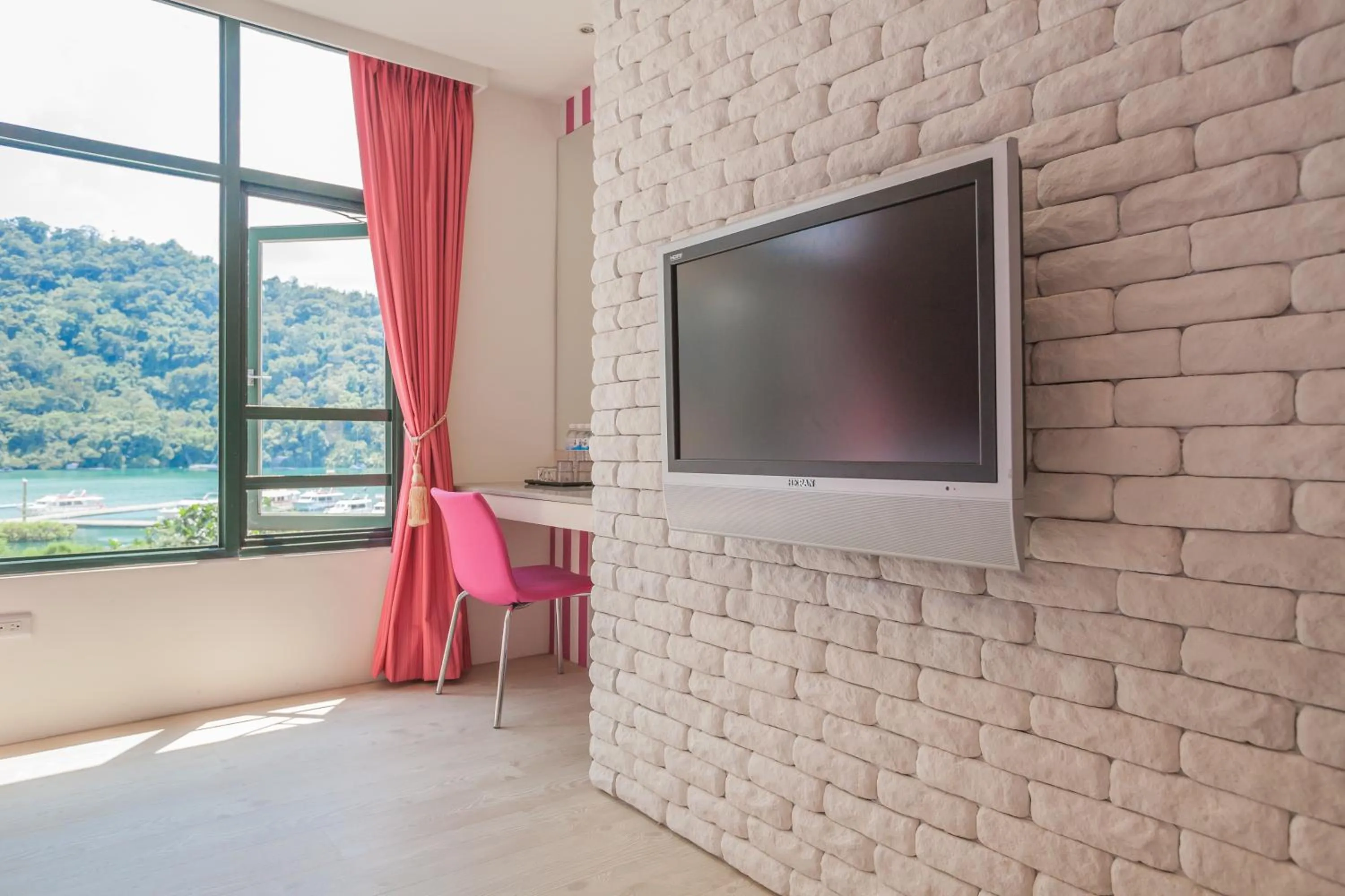 Shuian Lakeside Hotel