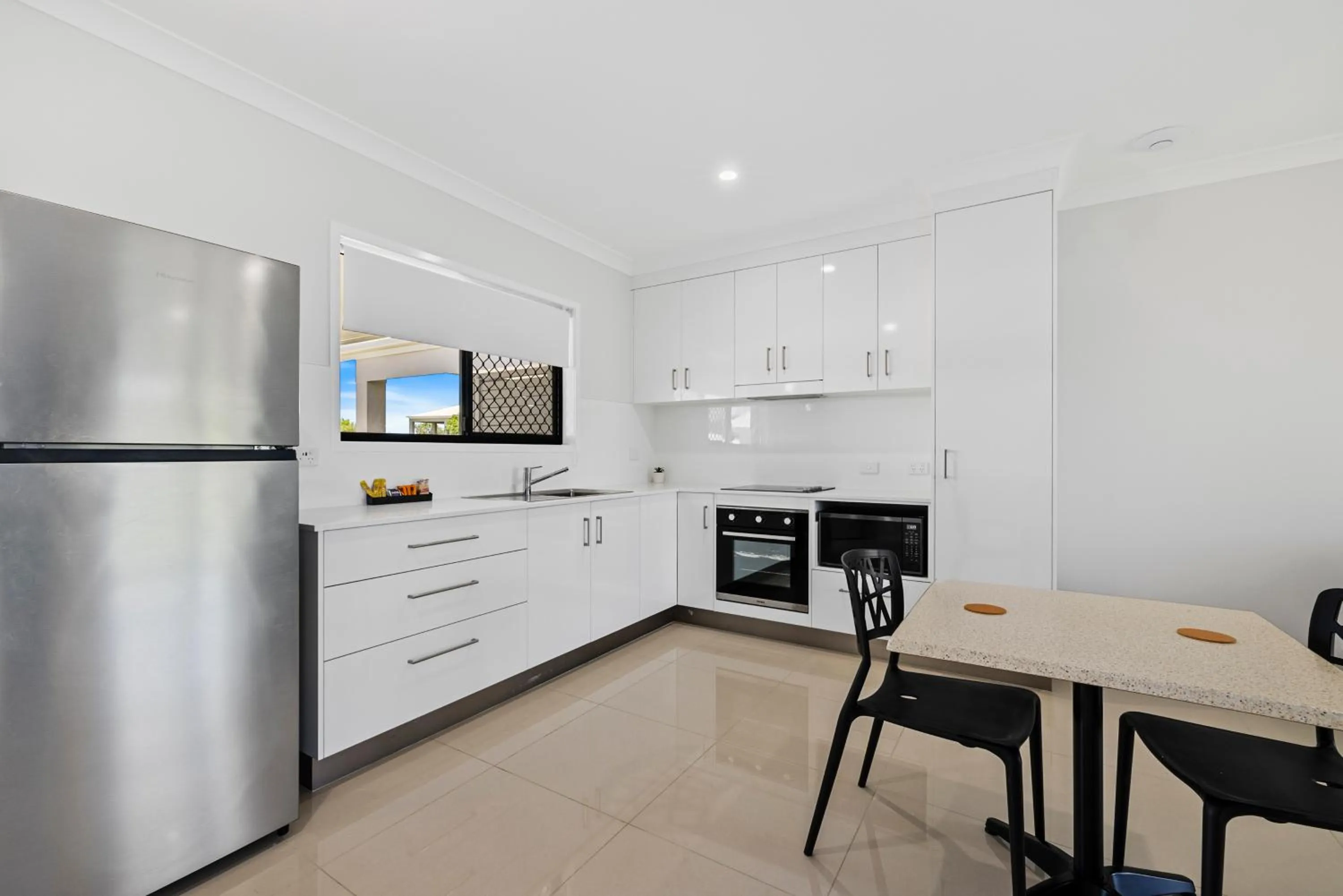 dishwasher in Casa Nostra Motel