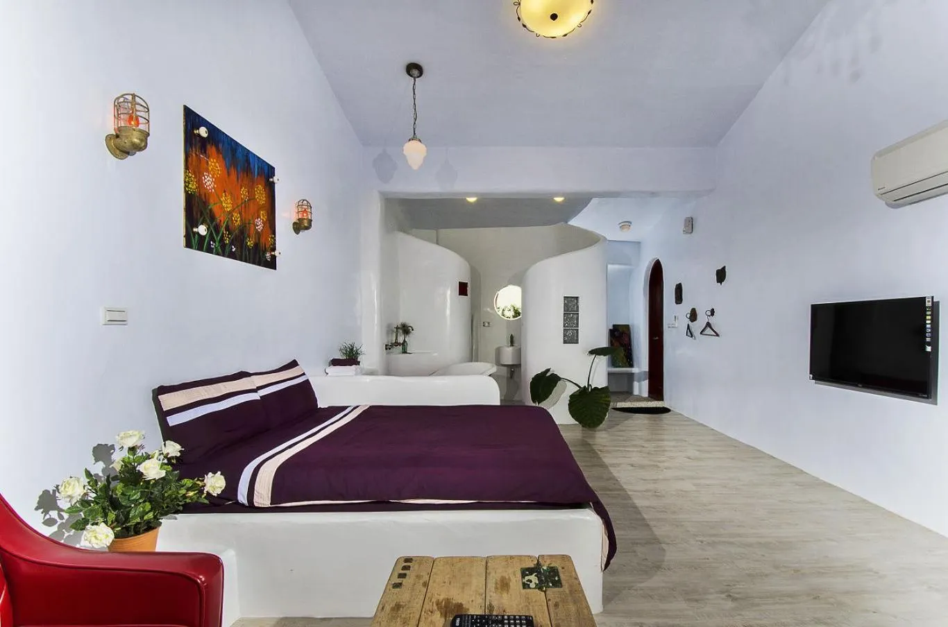 Photo of the whole room, Bed in Sunny Room