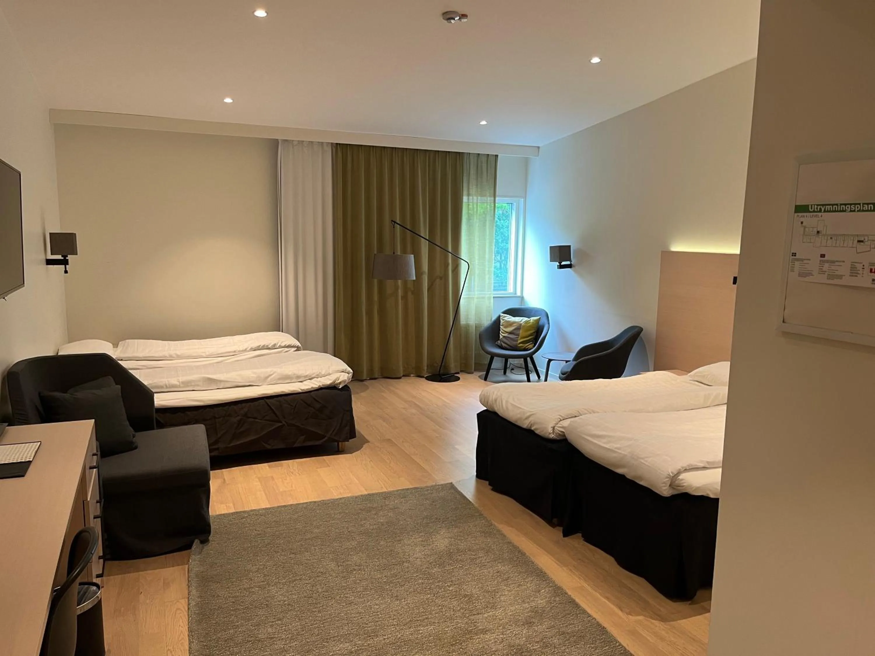 Living room, Bed in Best Western RC Hotel