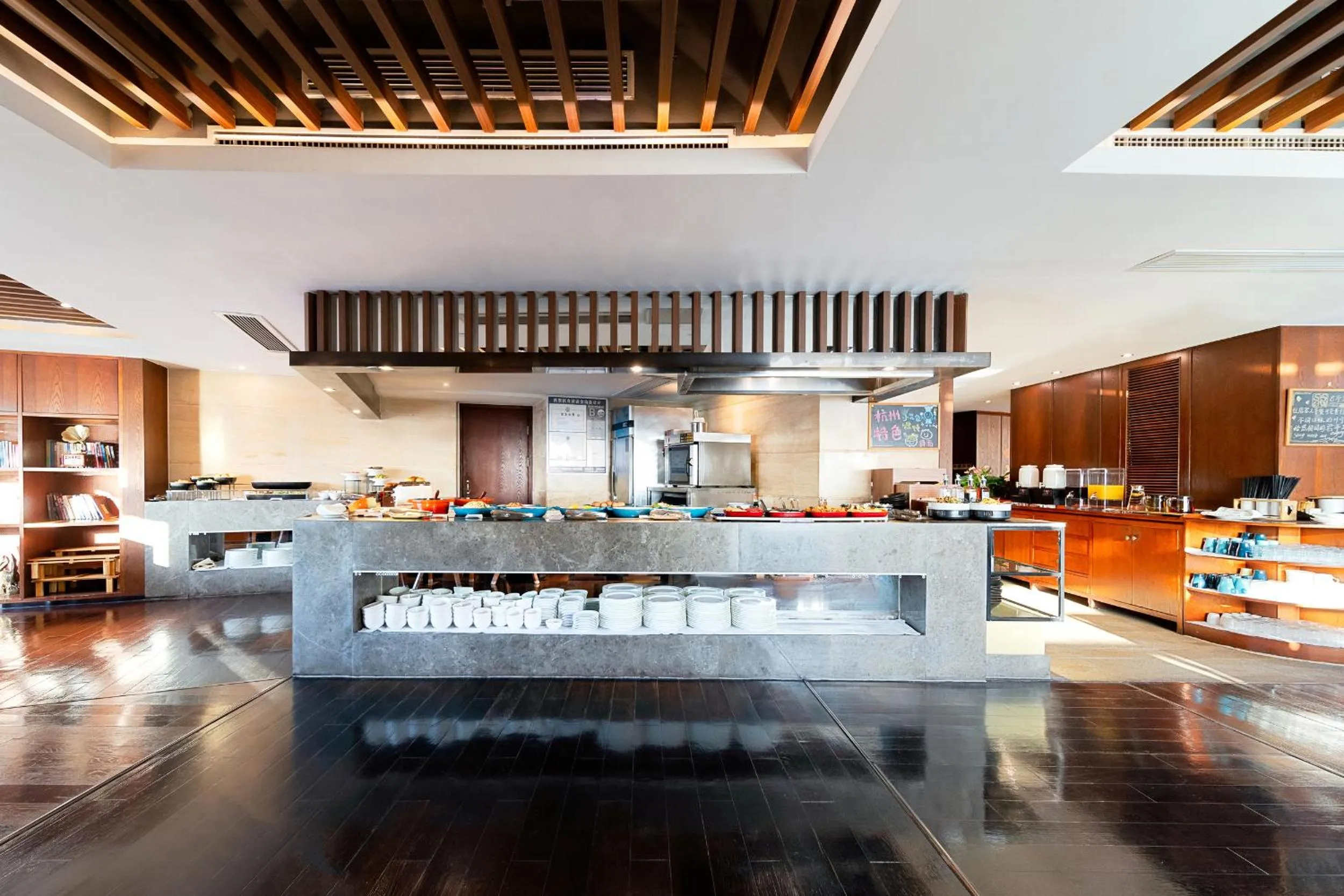 Restaurant/places to eat in SSAW Boutique Hotel Hangzhou Wildwind