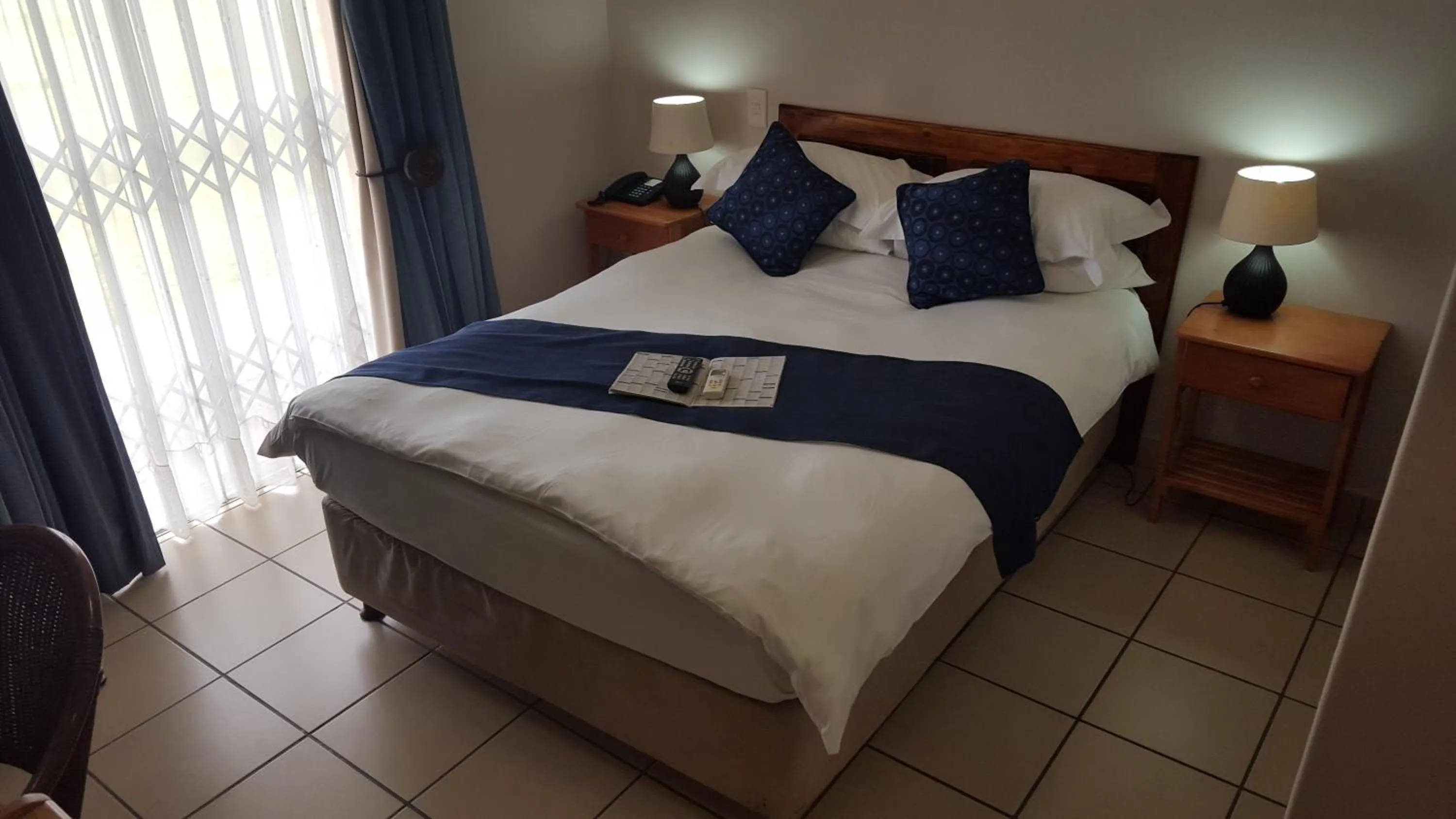 Bedroom, Bed in Desert Palace Hotel