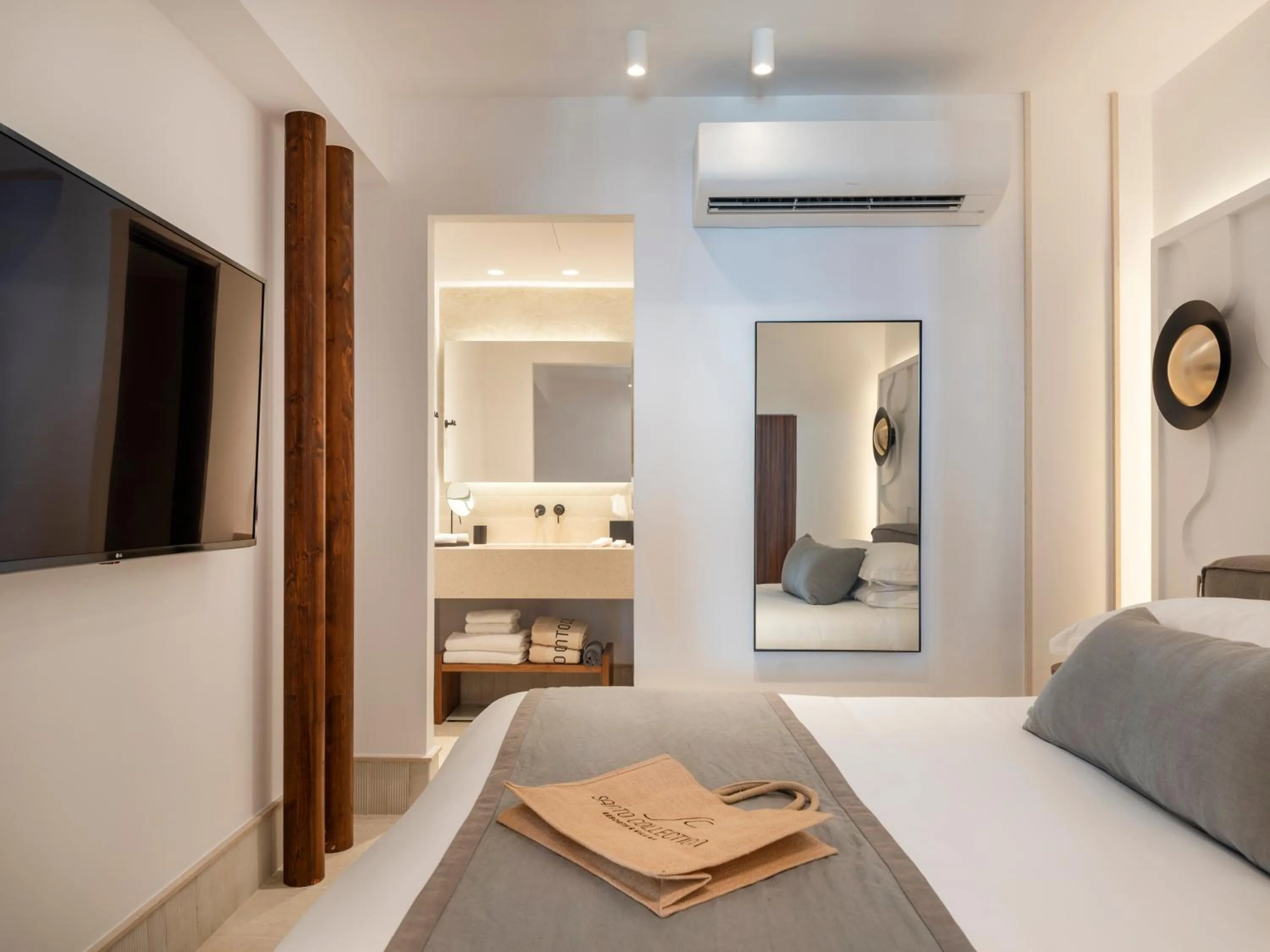 Bathroom, Bed in Santo Pure Oia Suites & Villas