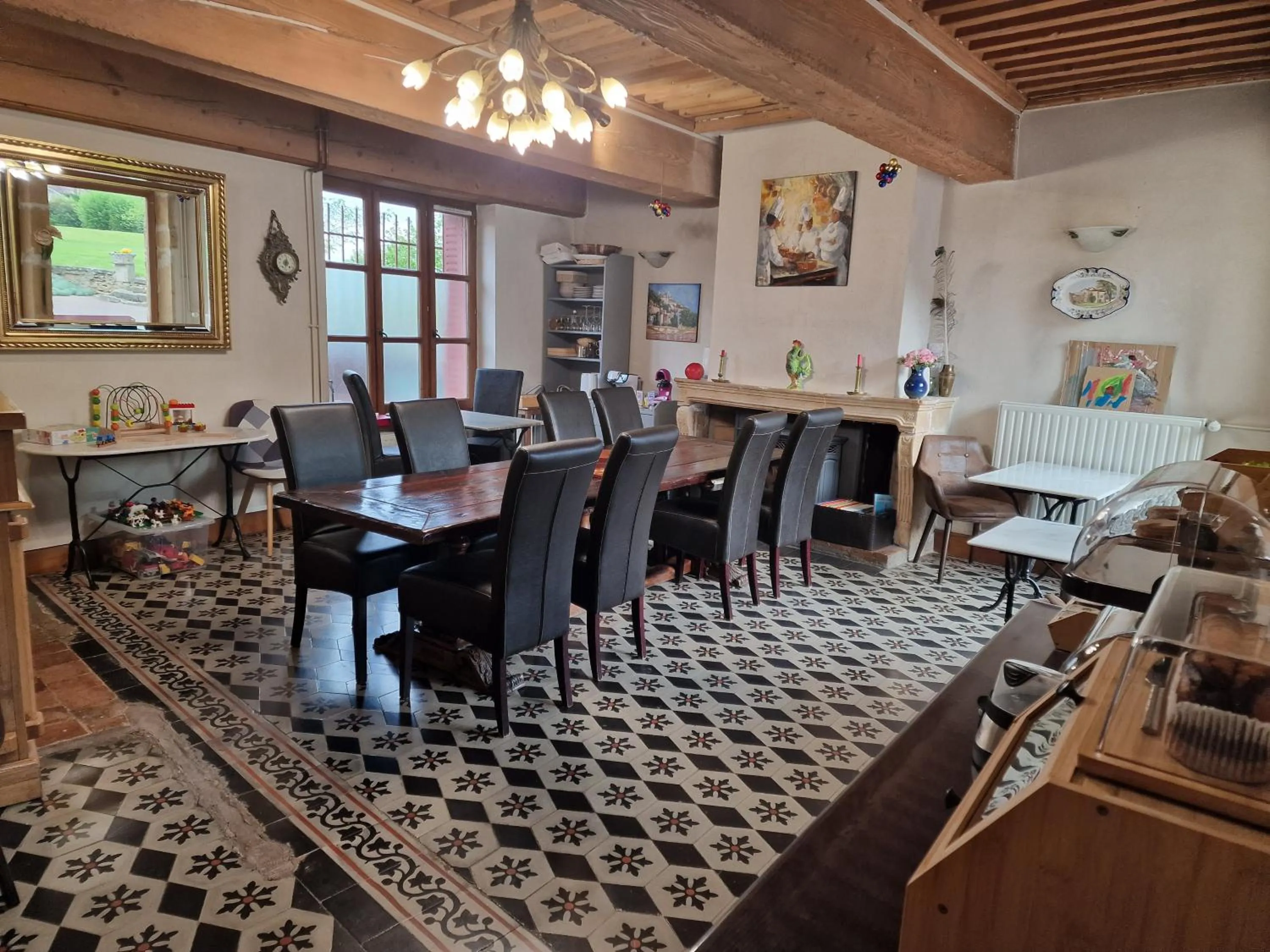 Restaurant/places to eat in Le Relais Des Dames