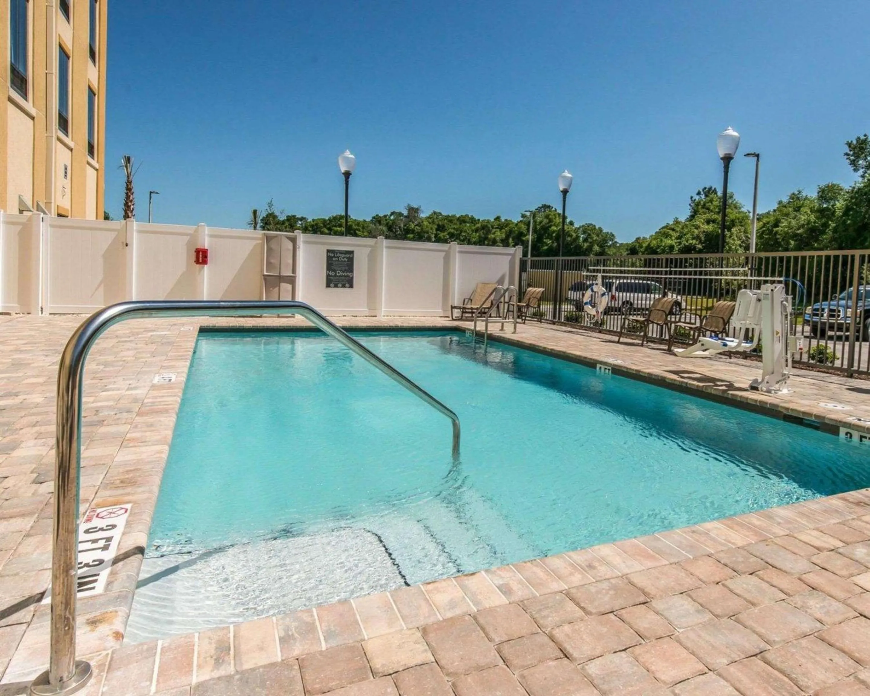 Swimming pool in Comfort Suites Dunnellon near Rainbow Springs