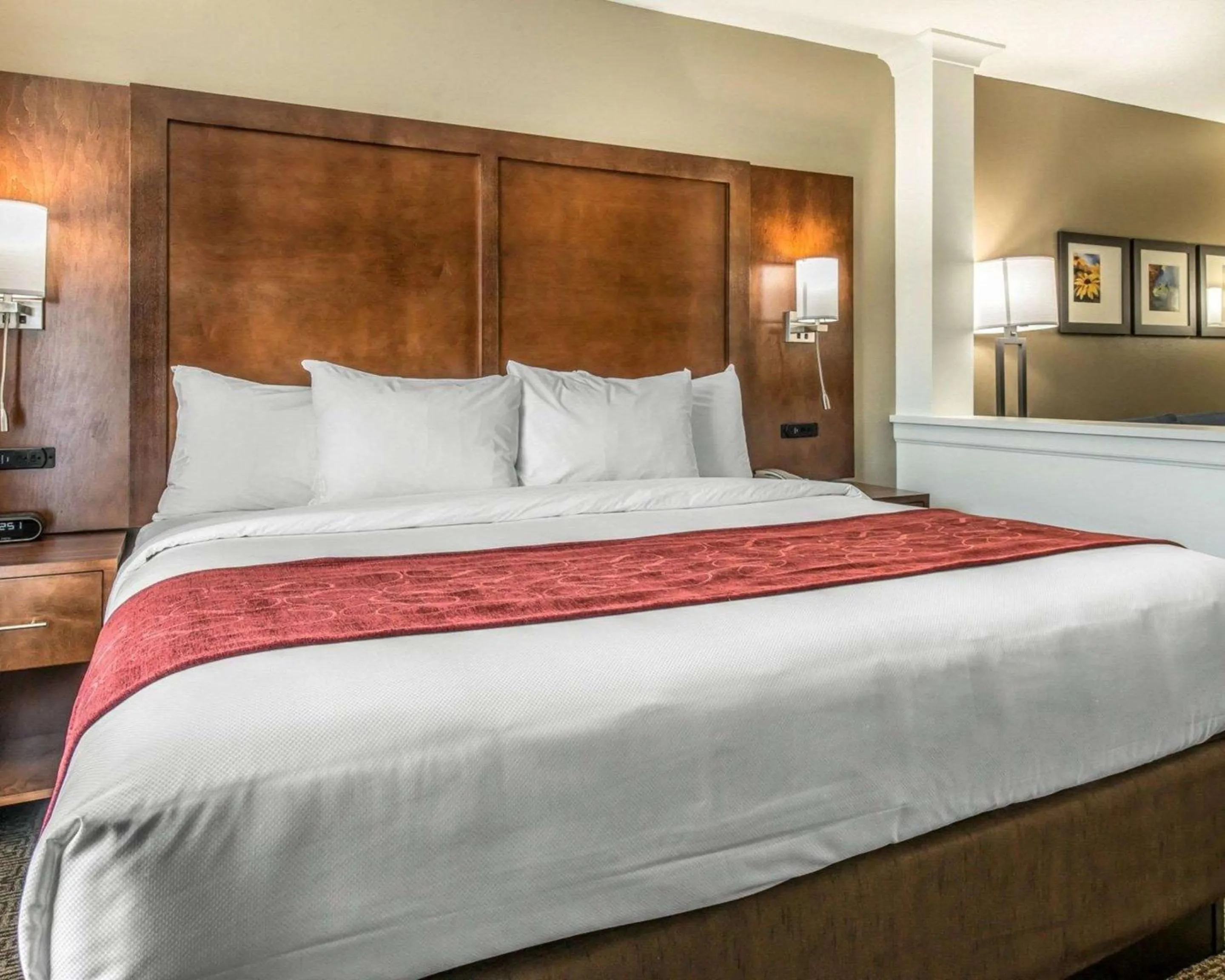 Bedroom, Bed in Comfort Suites Dunnellon near Rainbow Springs
