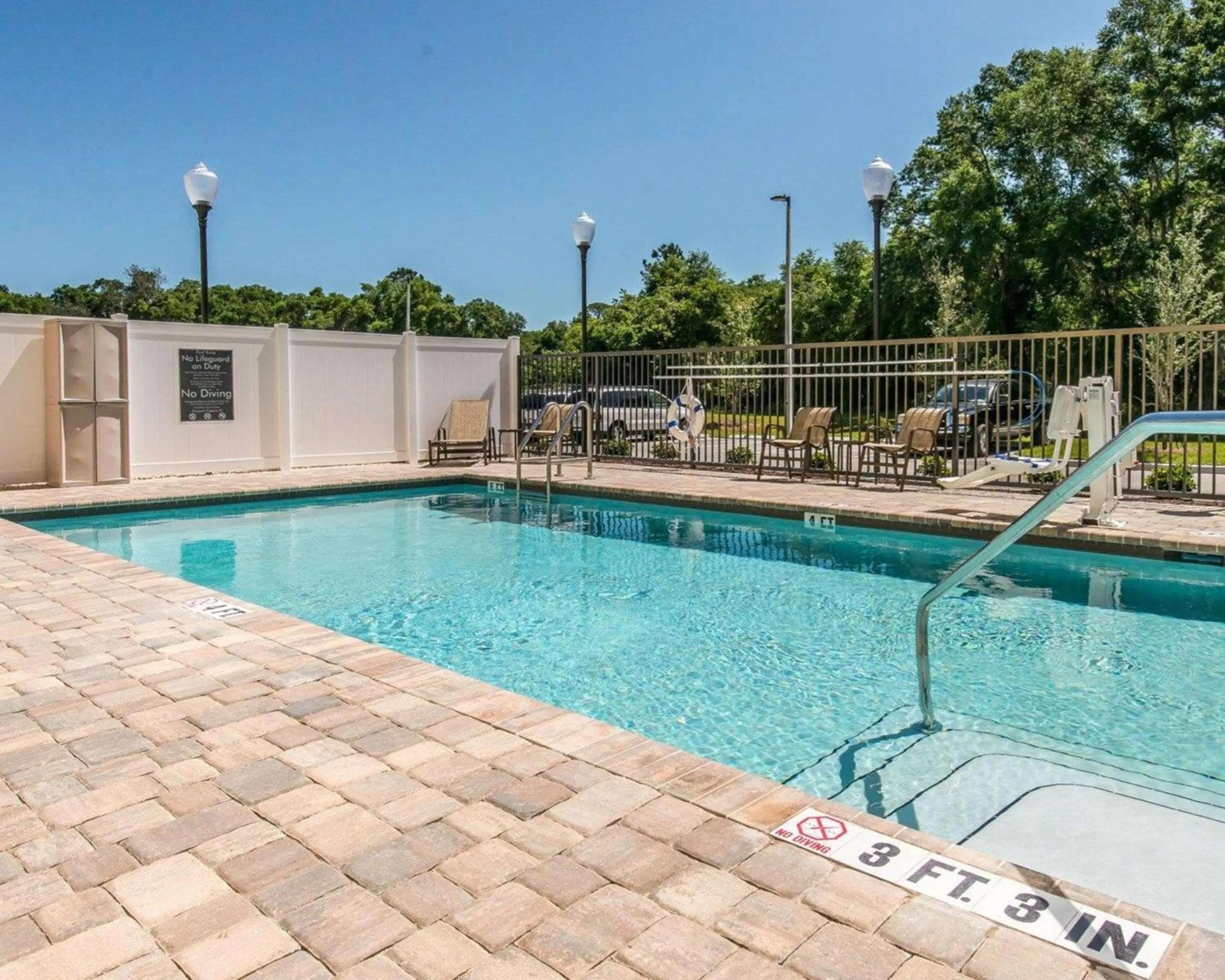 Swimming pool in Comfort Suites Dunnellon near Rainbow Springs