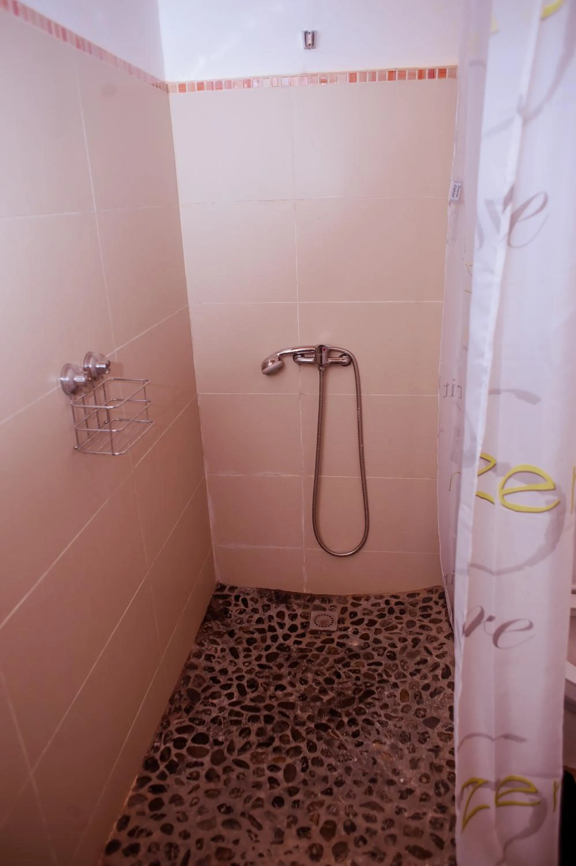 Shower in Maison Lovasoa