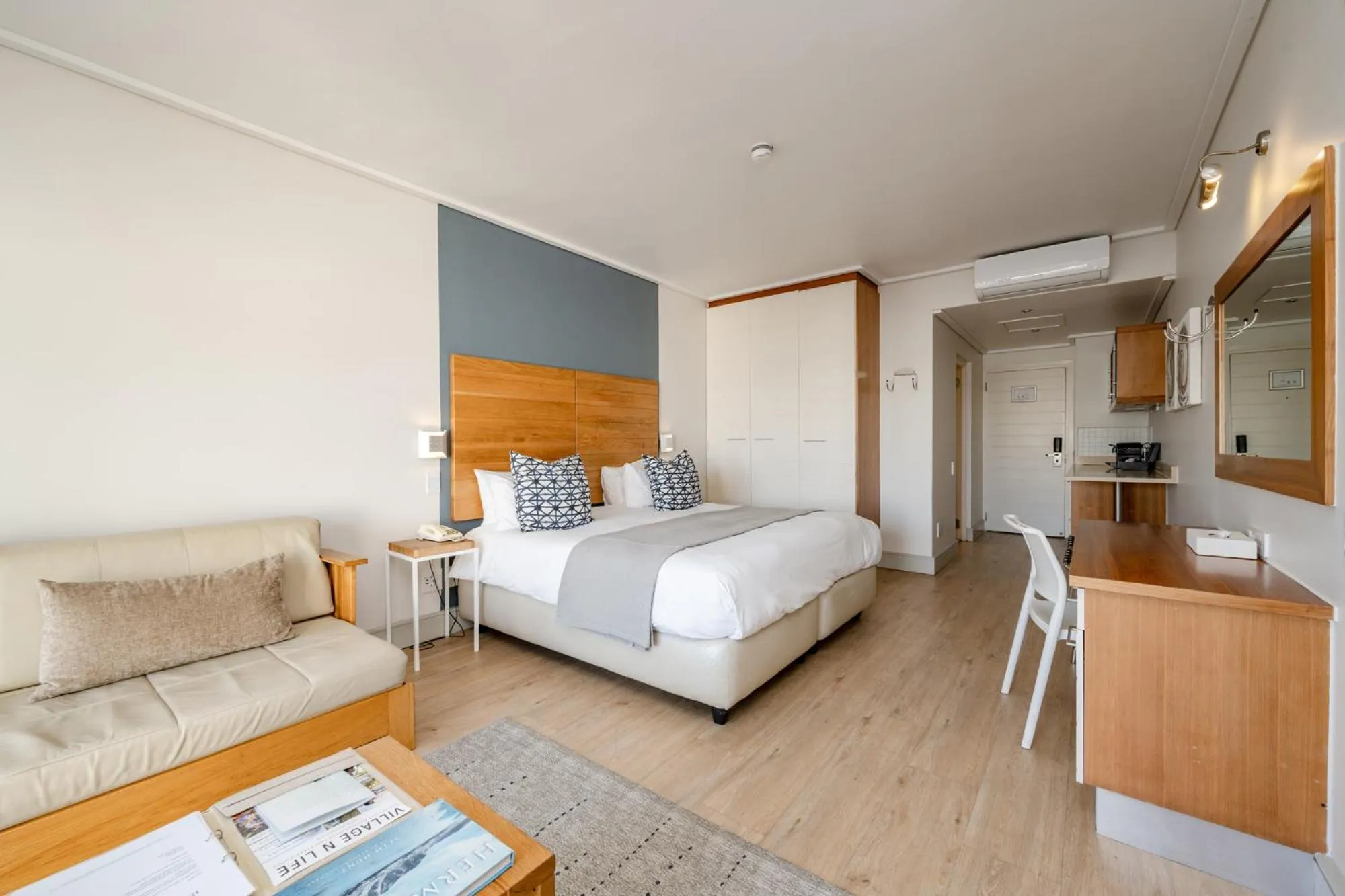 Bed in Harbour House Hotel