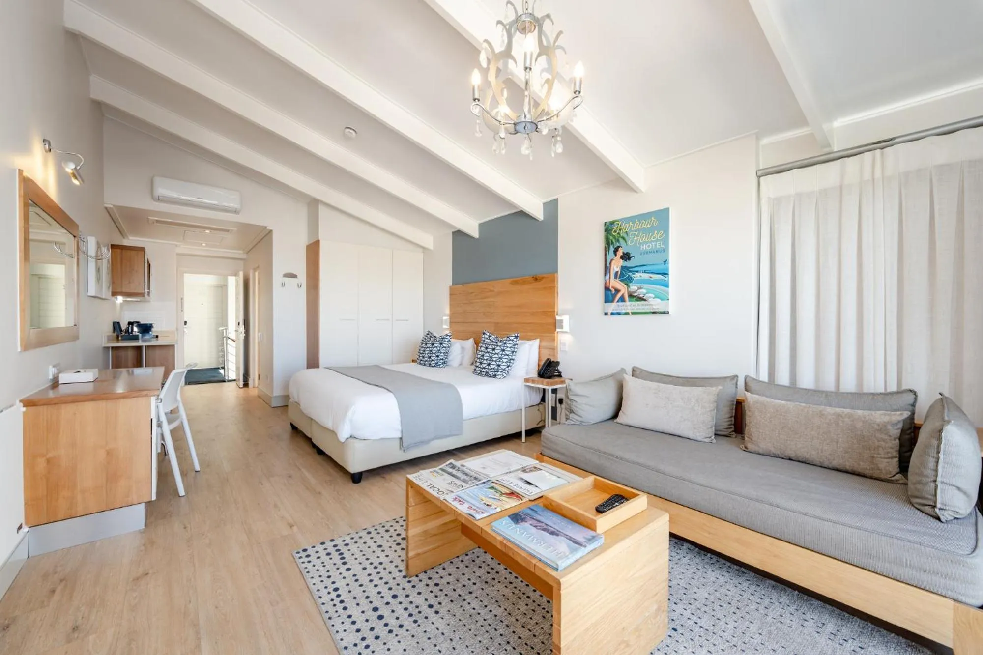 Bed in Harbour House Hotel