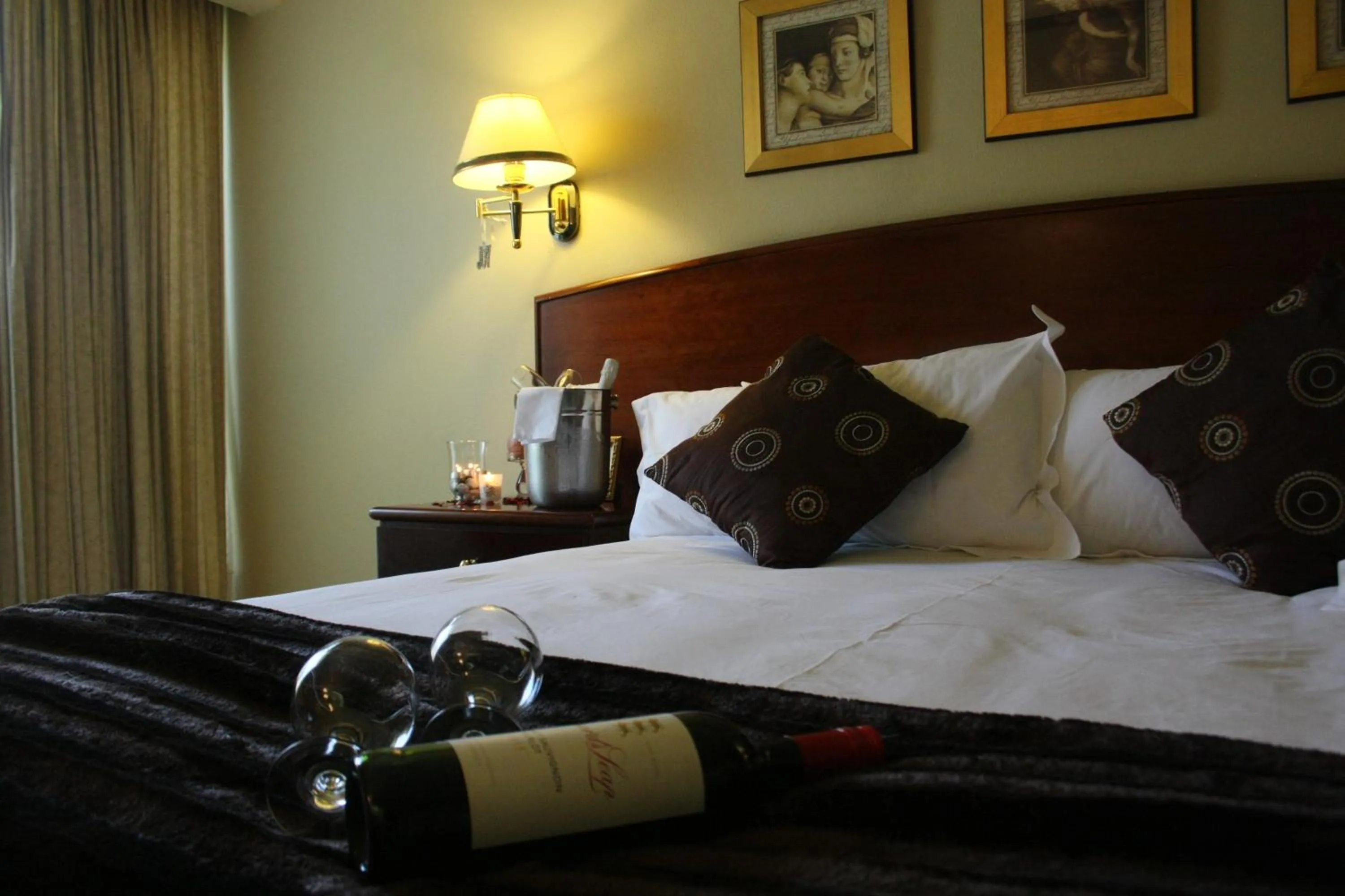 Bedroom, Bed in Benvenuto Hotel & Conference Centre