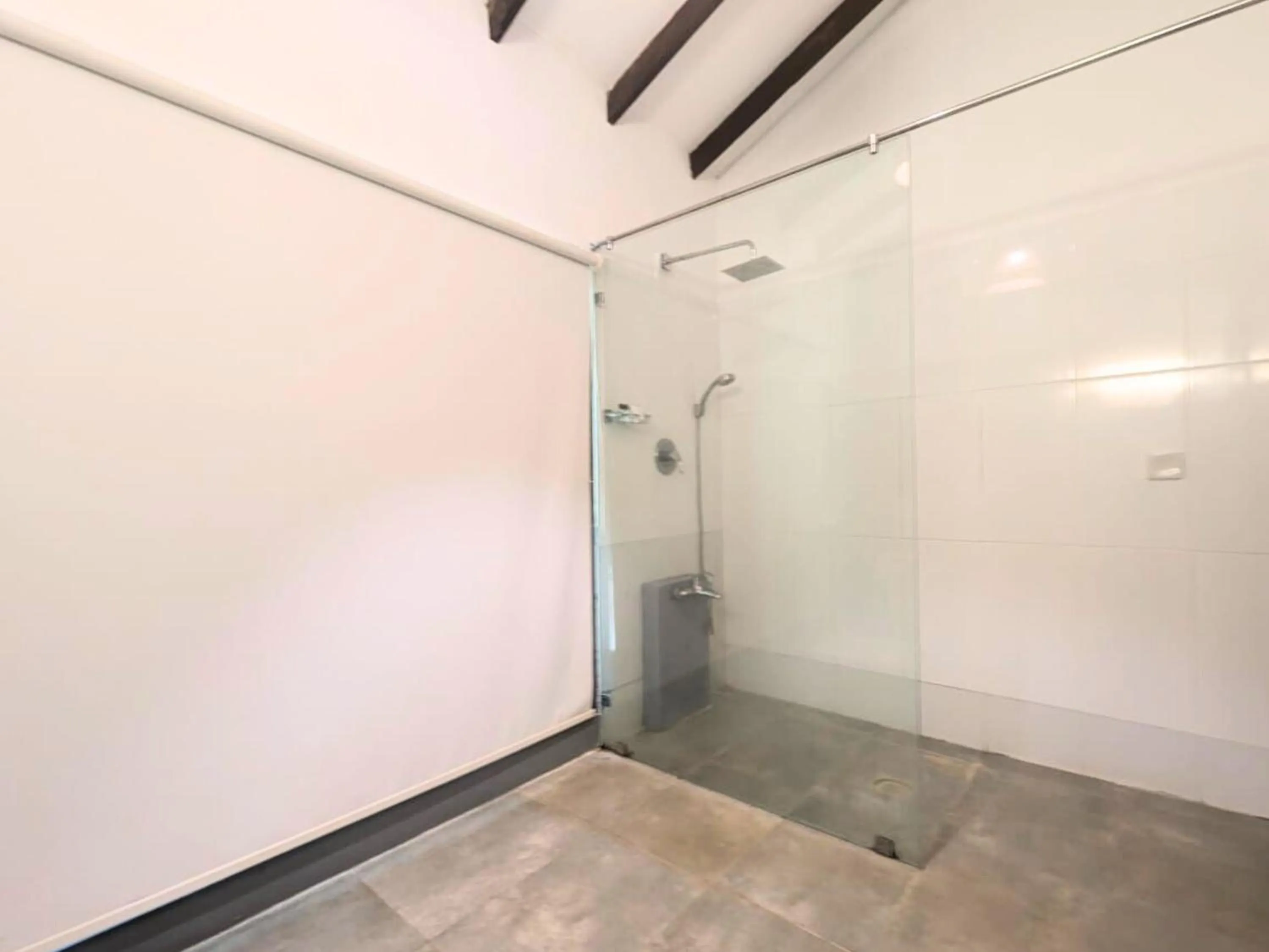 Shower in Pinthaliya Resort