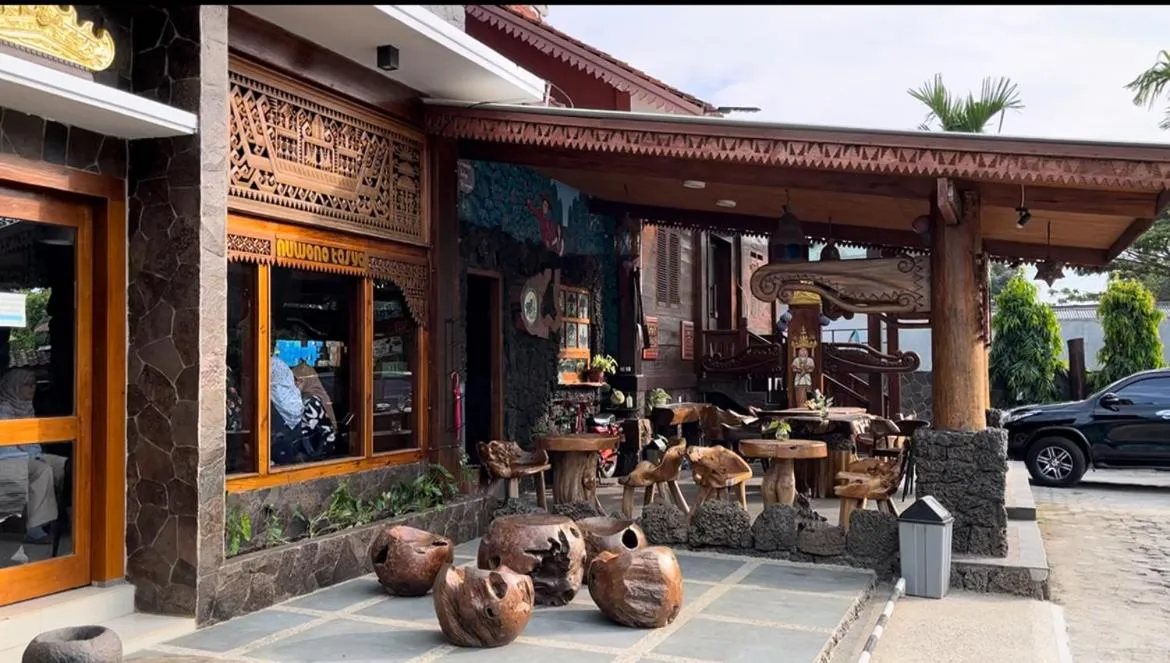 Restaurant/places to eat in Nuwono Tasya Syariah